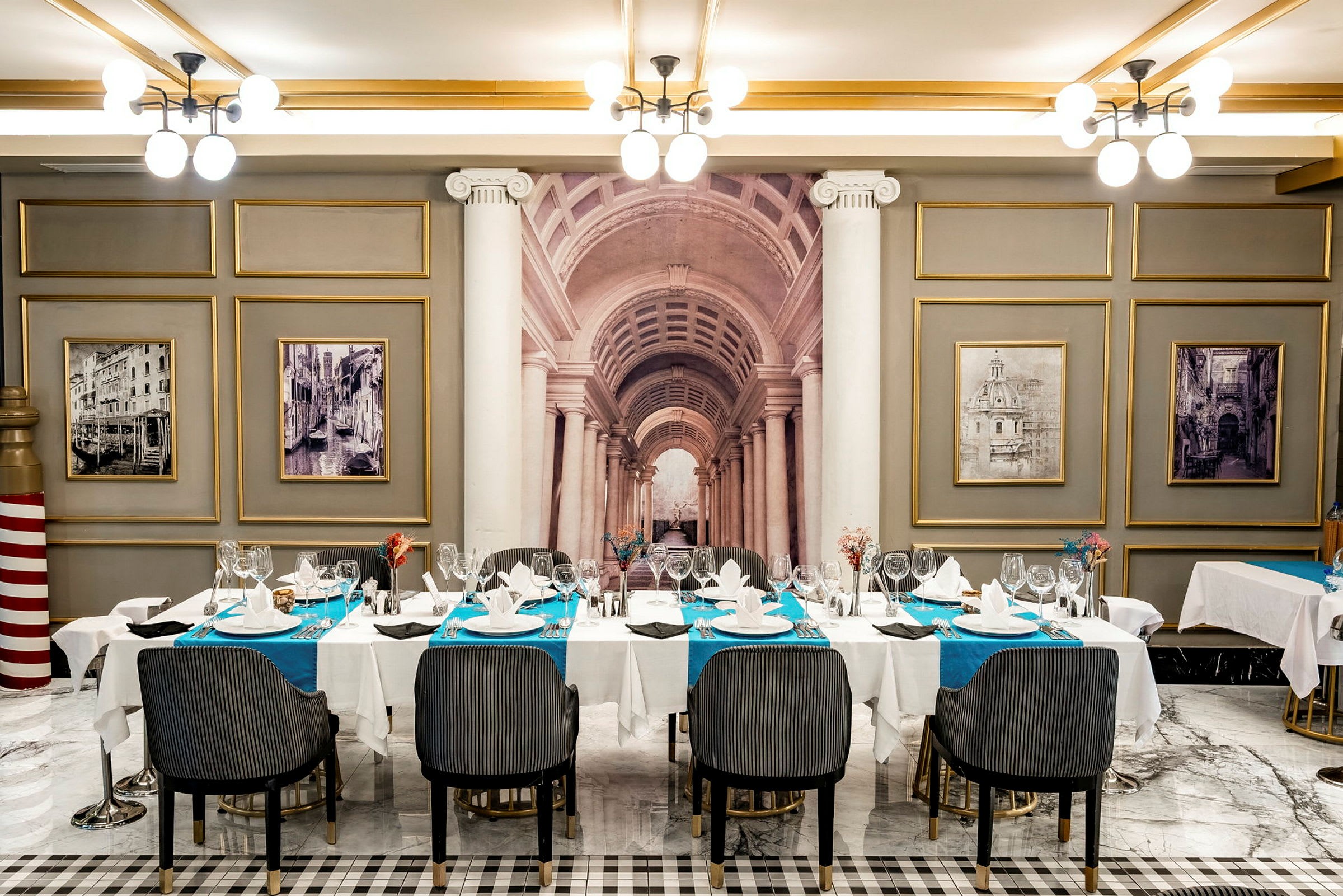Elegant restauranginteriör med dukade bord och klassisk inredning. (AI-genererad text)