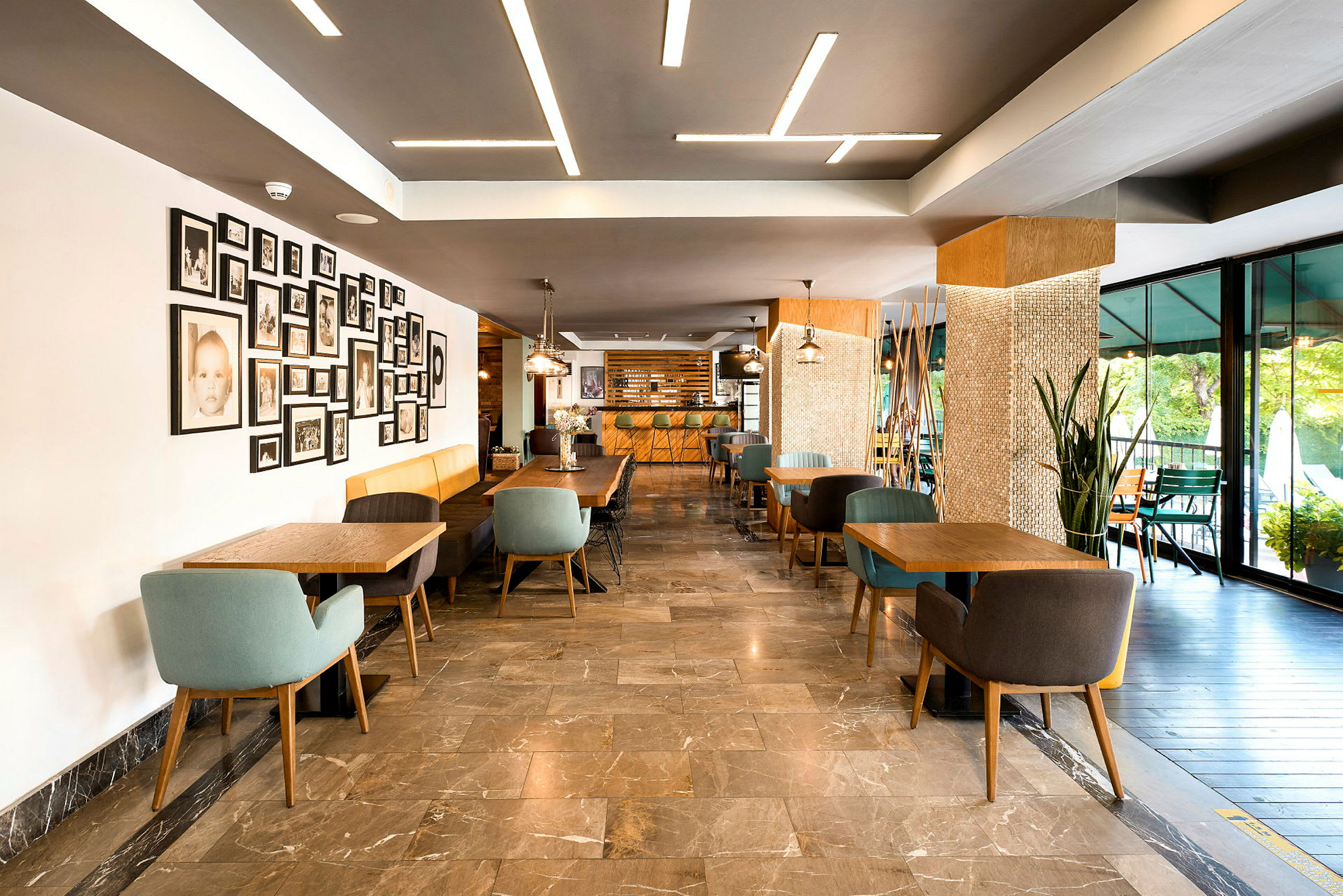 Ett modernt kafé med stilfull inredning, trämöbler och dekorativa väggdetaljer. (AI-genererad text)