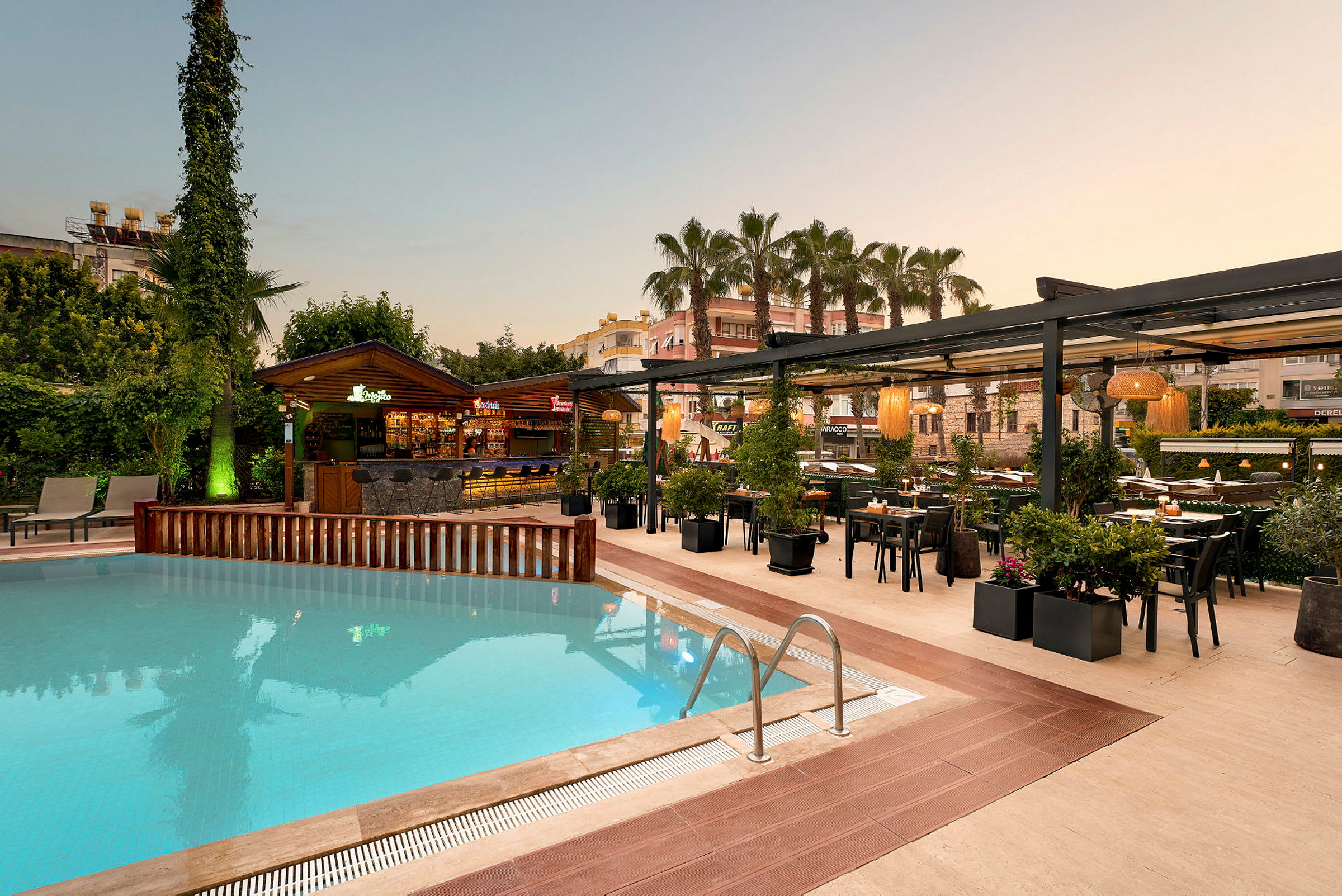 Poolområde med solstolar, en bar och en restaurang med matbord under pergola. (AI-genererad text)