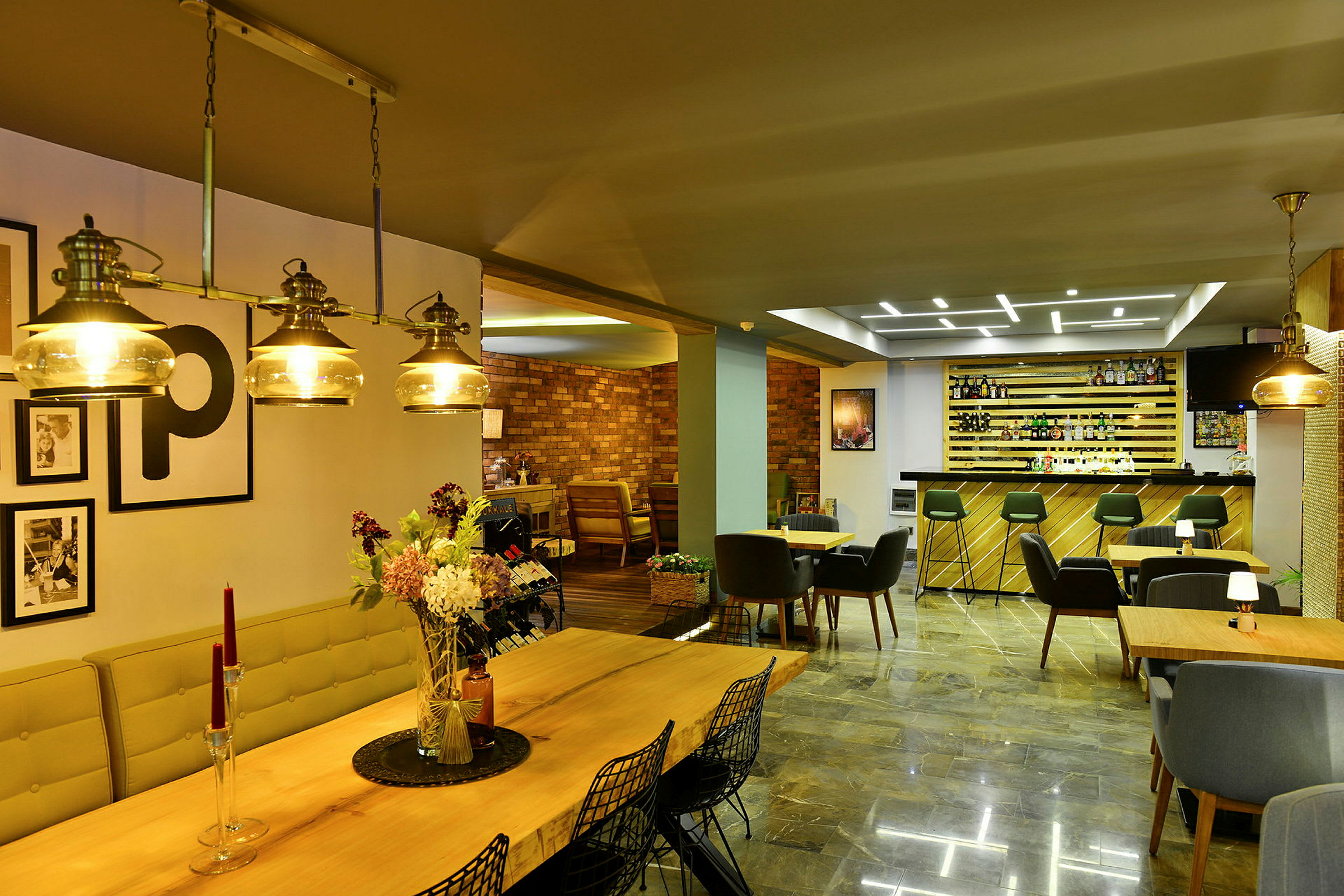 Restaurang med matbord, bar och möbler i modern design. (AI-genererad text)