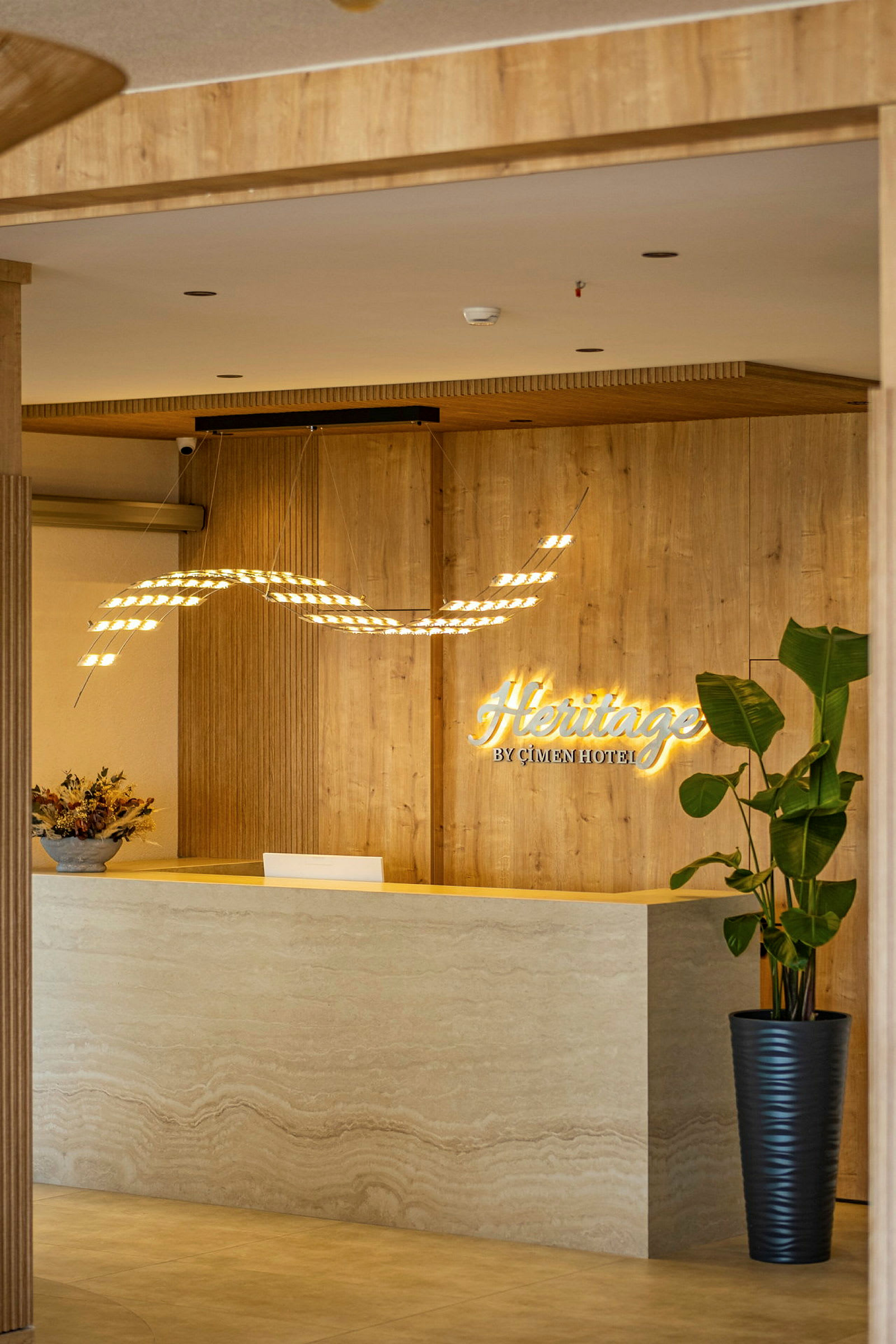 Hotellobby med receptionsdisk, vägg med träpanel och dekorationer. (AI-genererad text)