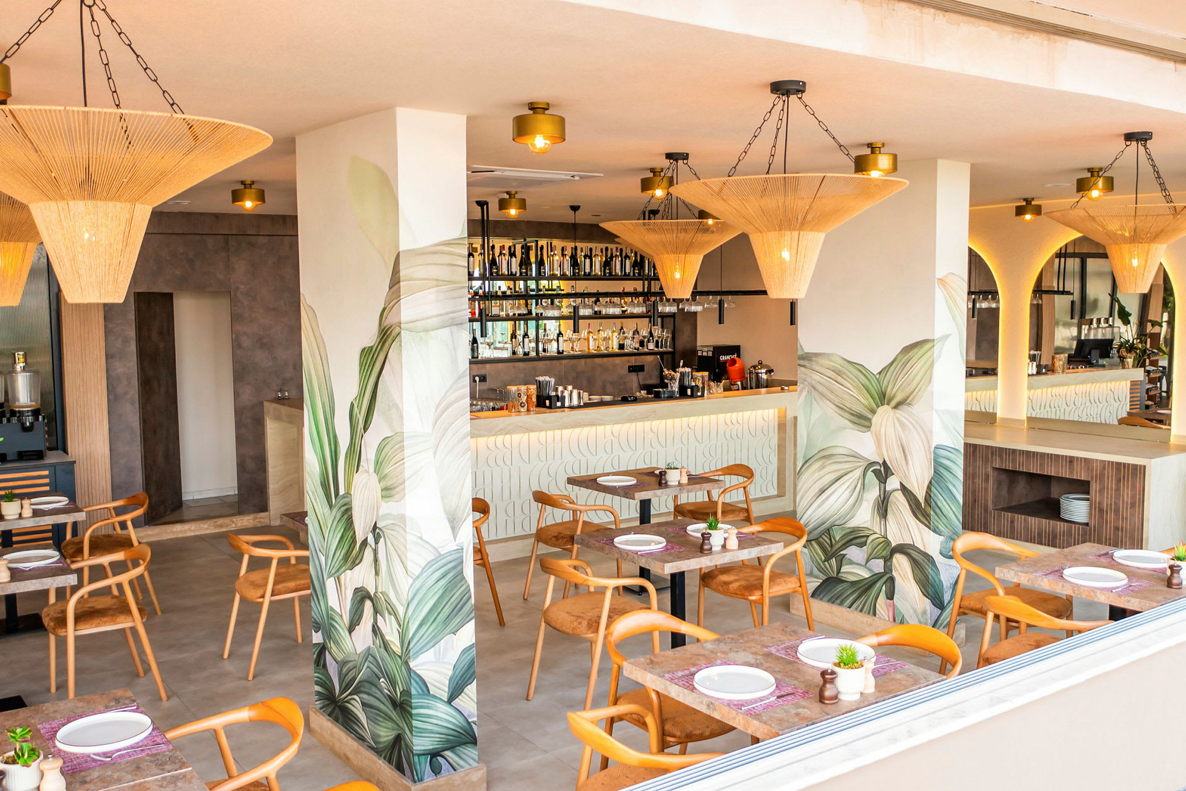 En restaurang med moderna trämöbler och dekorativa väggmålningar av växter. (AI-genererad text)