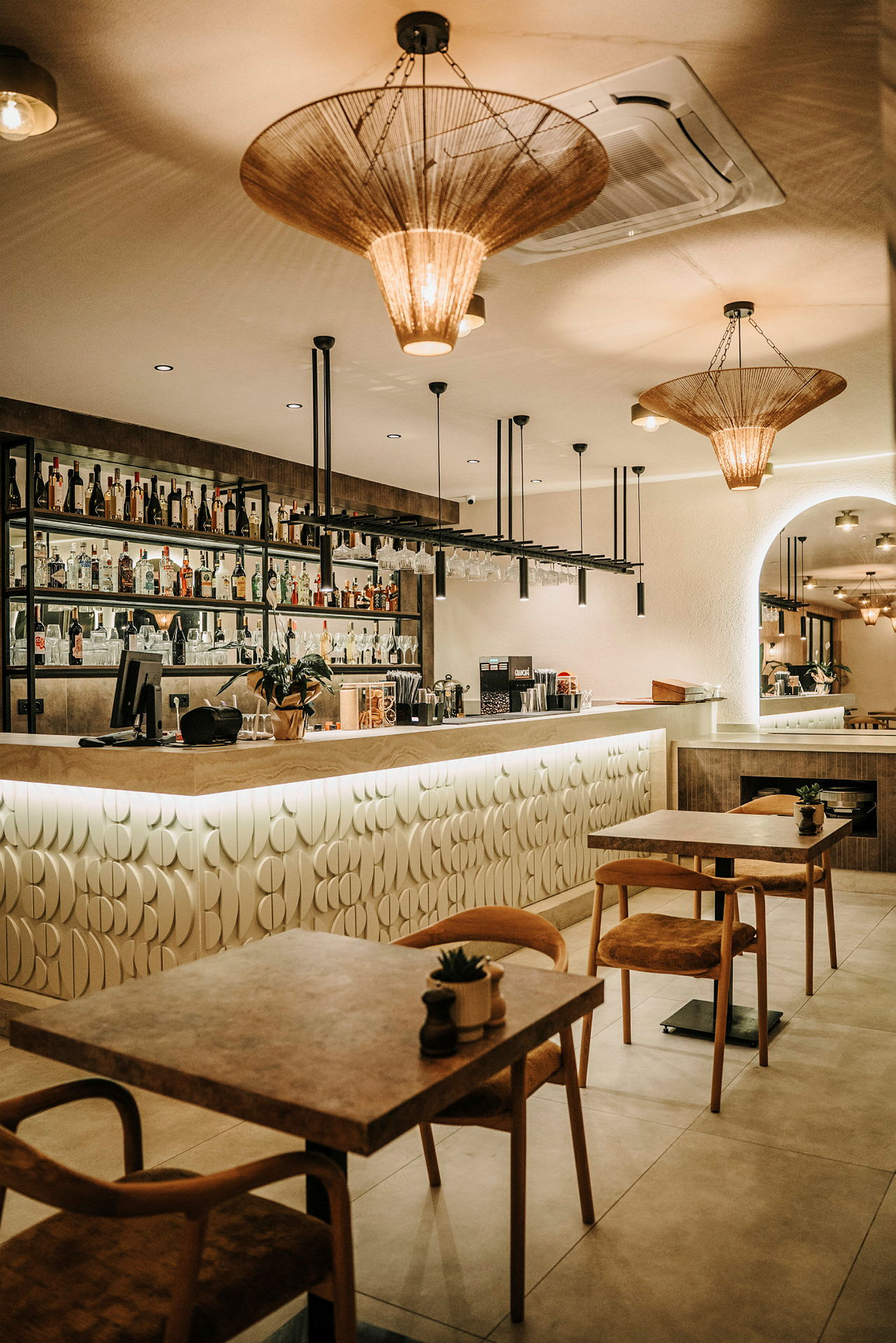 En modern bar med dekorativ belysning och bord med trästolar. (AI-genererad text)