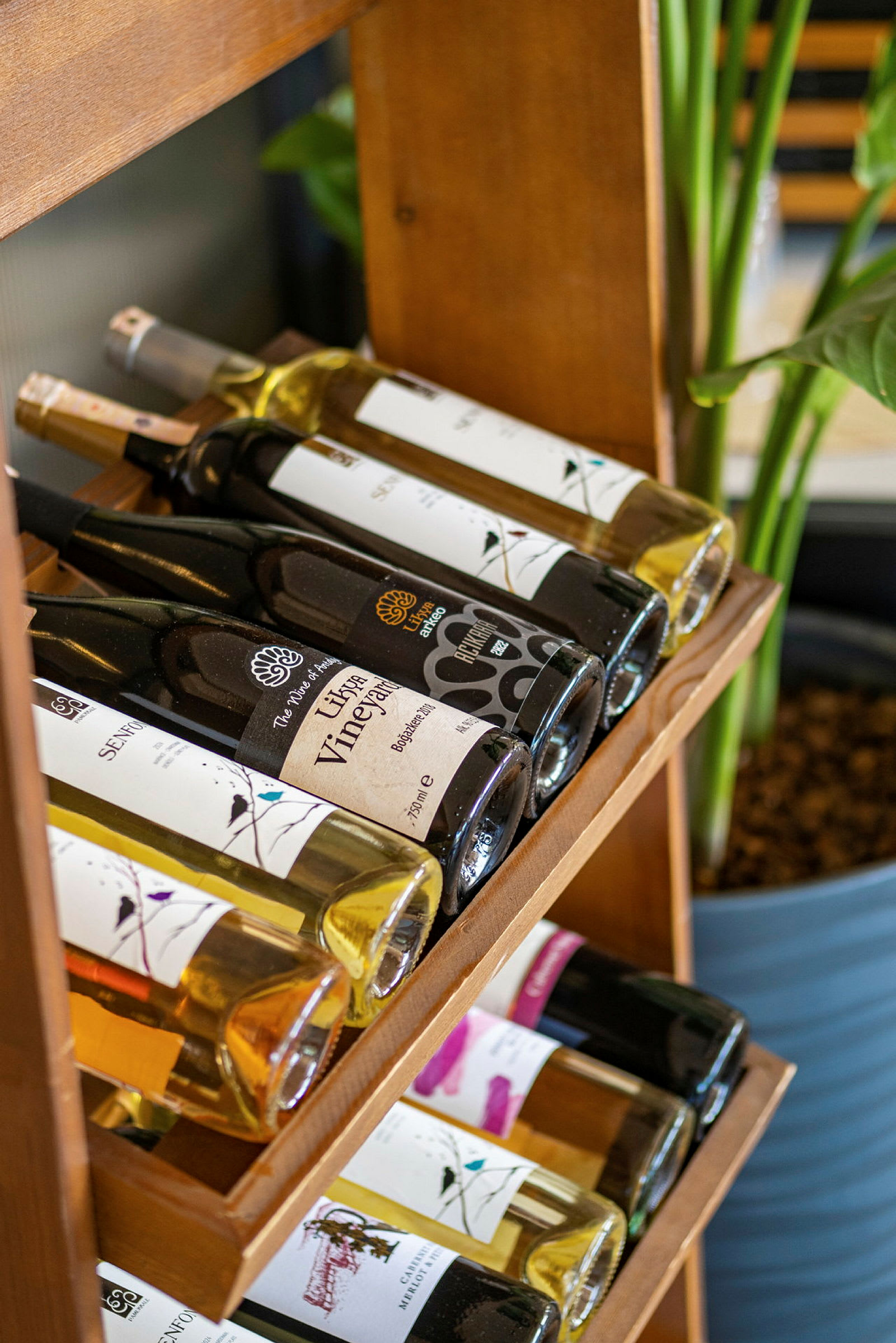 En hylla med flera flaskor vin. (AI-genererad text)