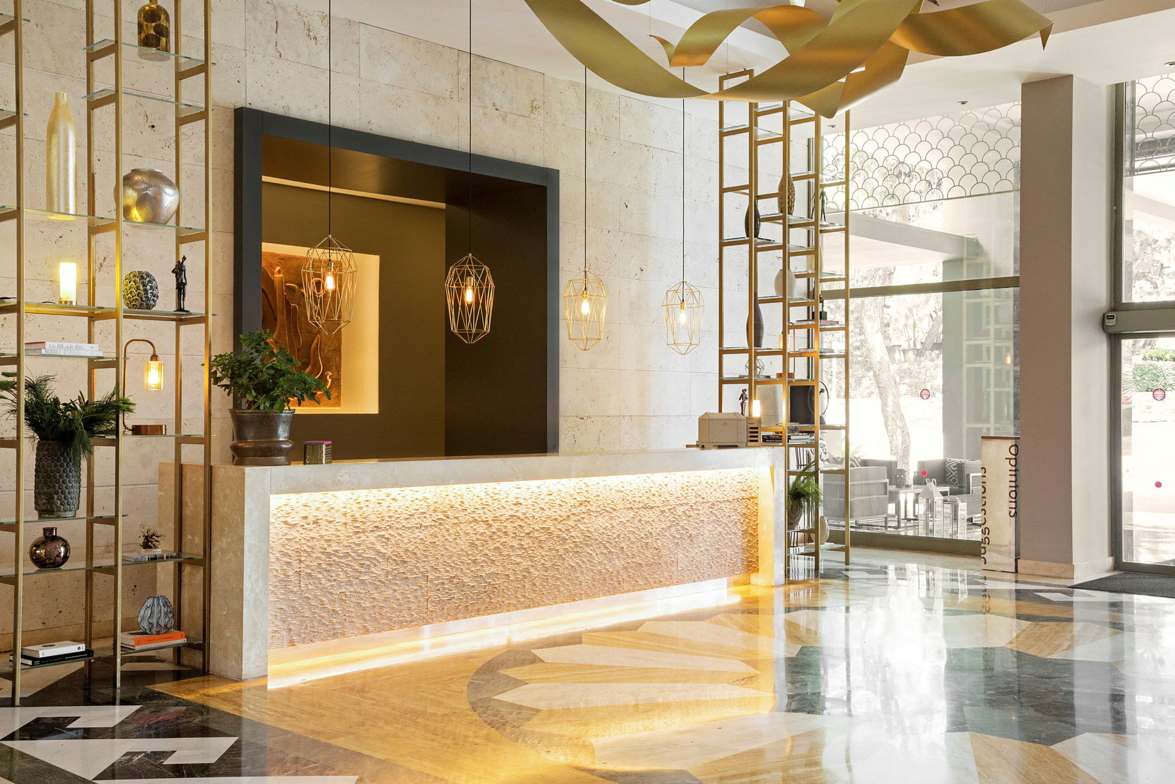Hotellobby med modern inredning, reception och dekorativa ljuskällor. (AI-genererad text)