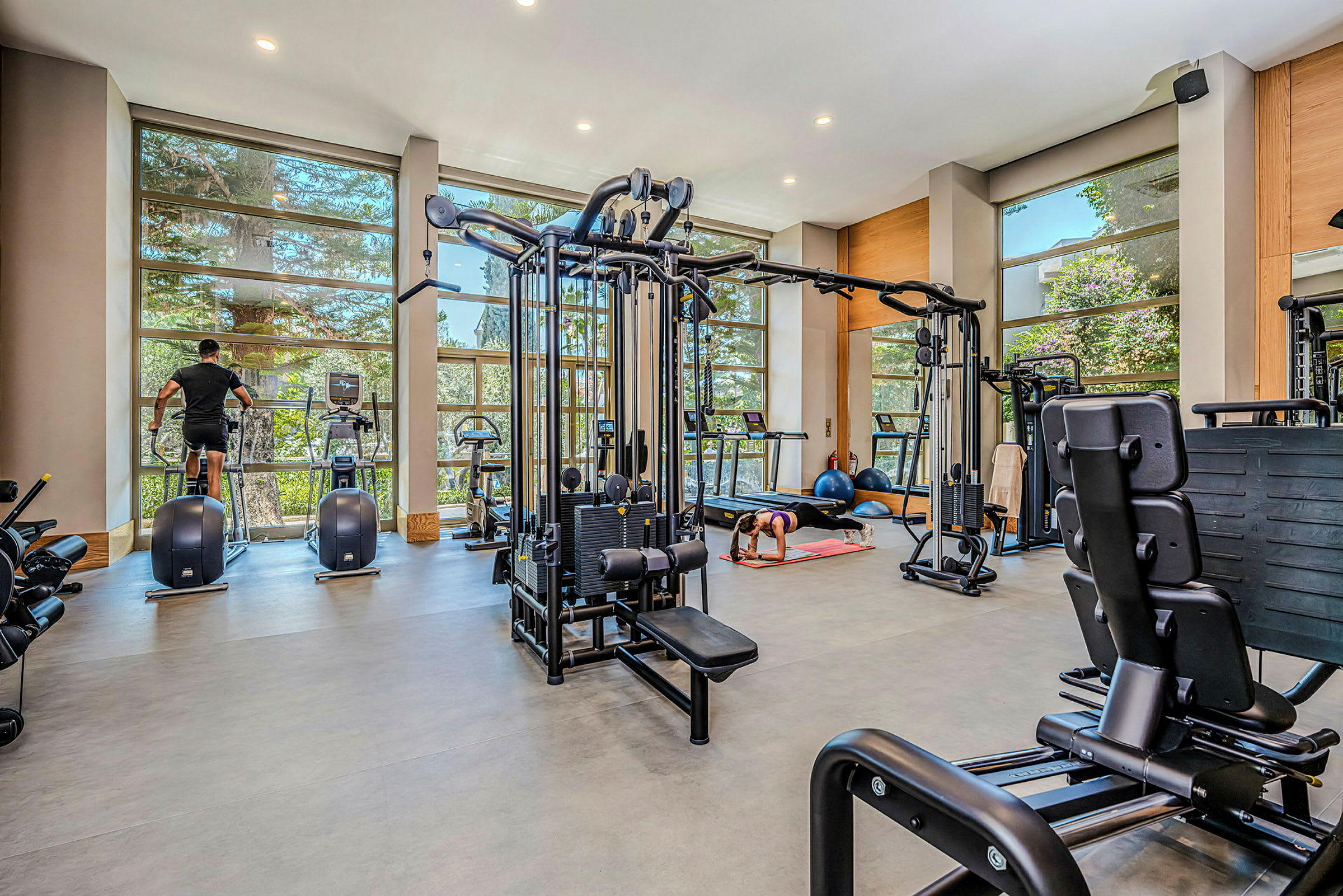 Gym med träningsmaskiner och personer som tränar. (AI-genererad text)