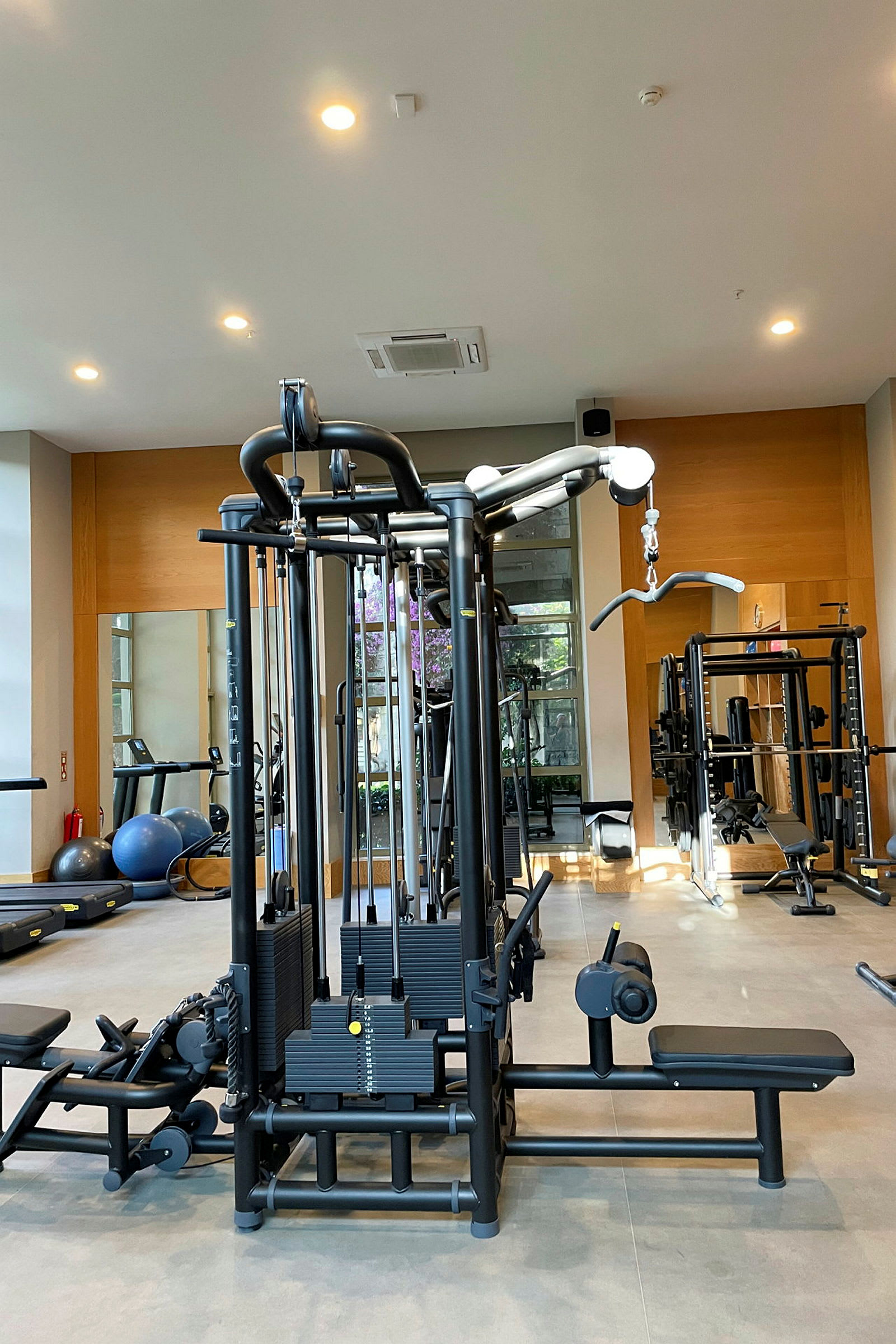 Bild av ett gym med träningsutrustning. (AI-genererad text)