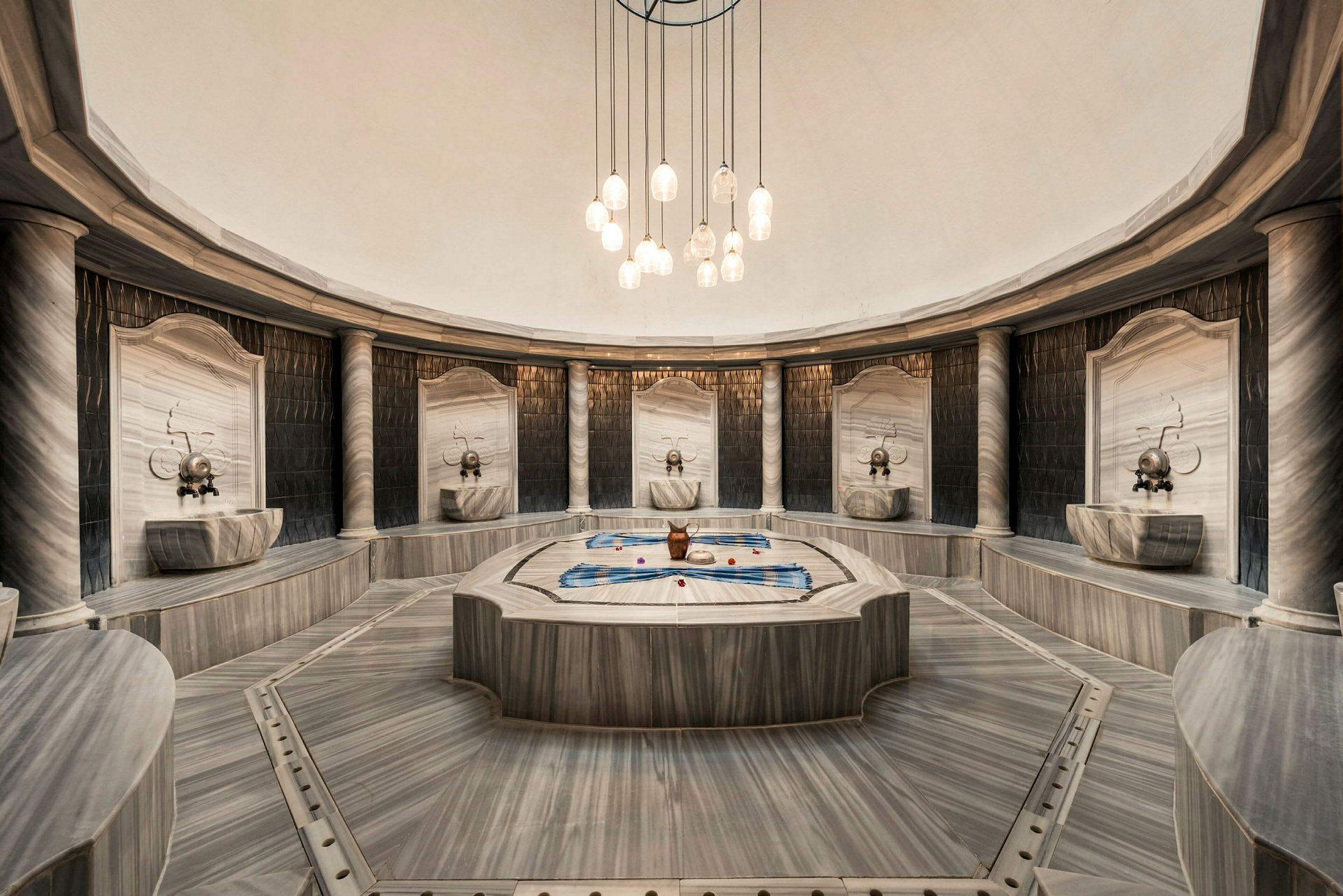 Inre av ett traditionellt turkiskt hamam med marmor och belysning. (AI-genererad text)