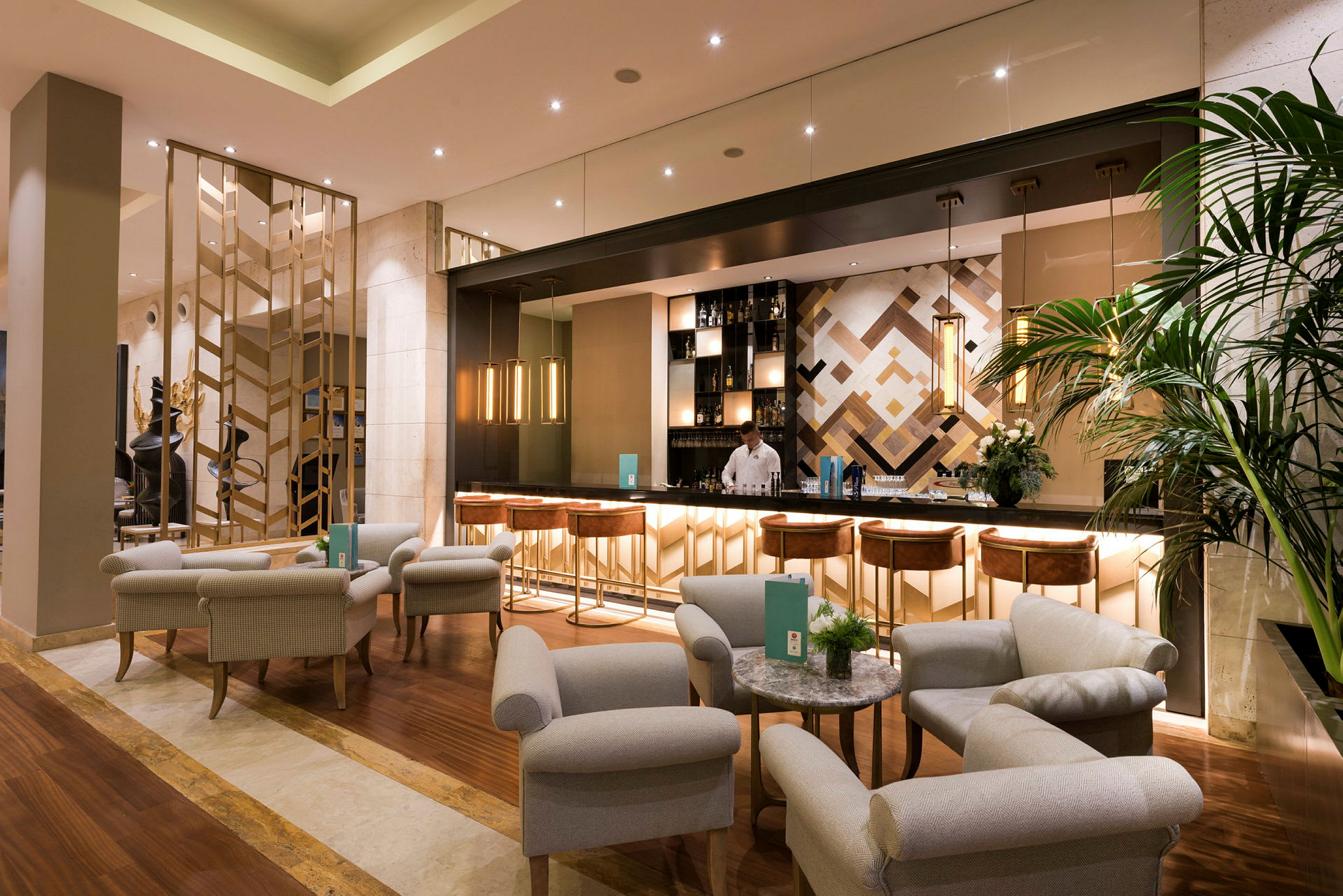 En elegant hotellbar med moderna möbler. (AI-genererad text)