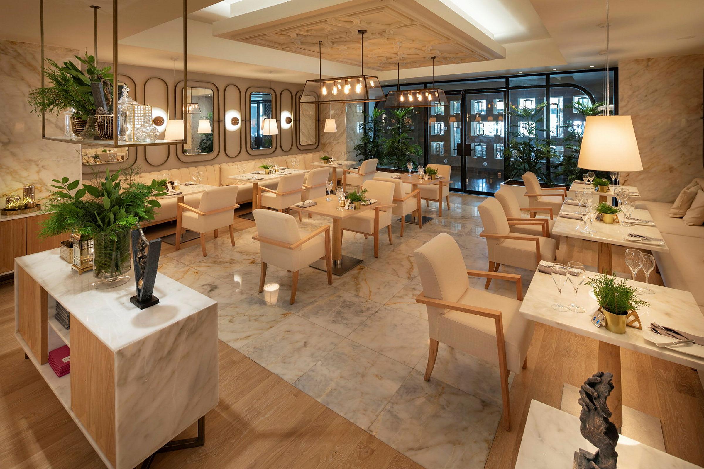 Modernt designad restaurang med sittplatser och dekorationer. (AI-genererad text)