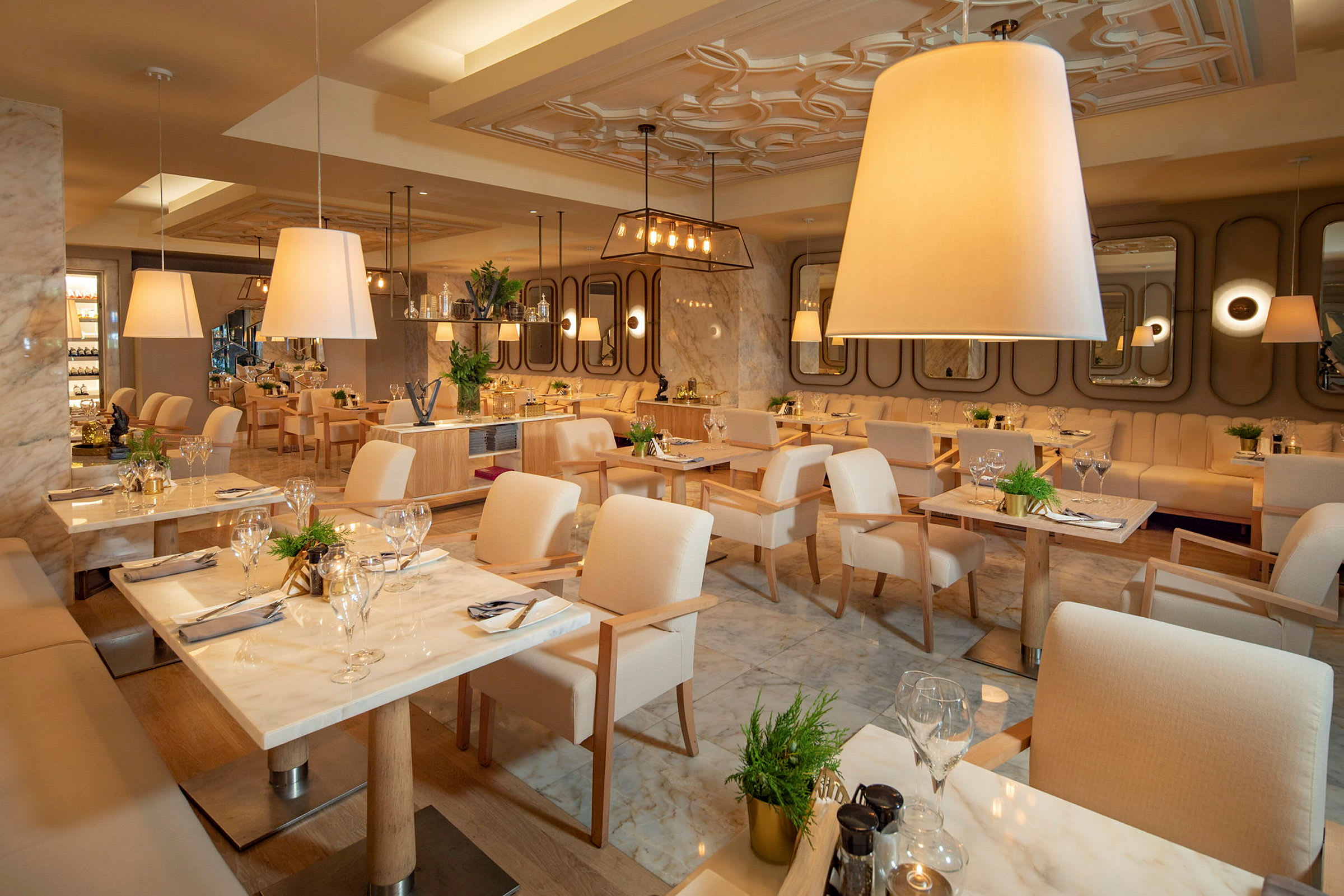 Bild på en elegant restaurang med ljusa möbler och bordsdekorationer. (AI-genererad text)