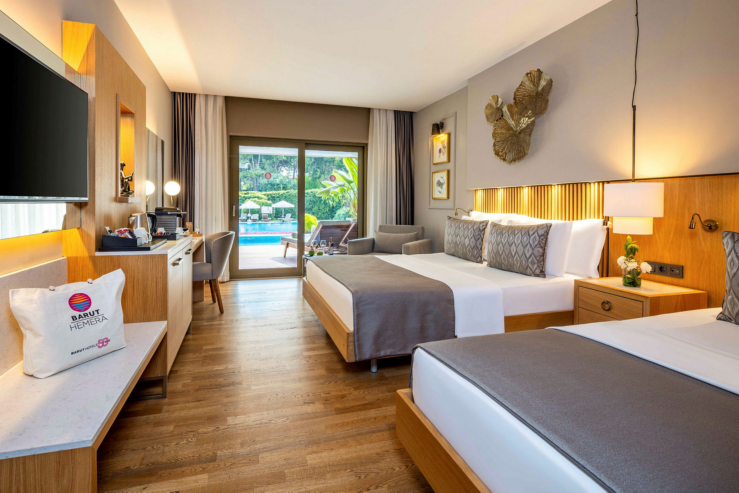 Hotellrum med två sängar och utsikt mot en pool. (AI-genererad text)