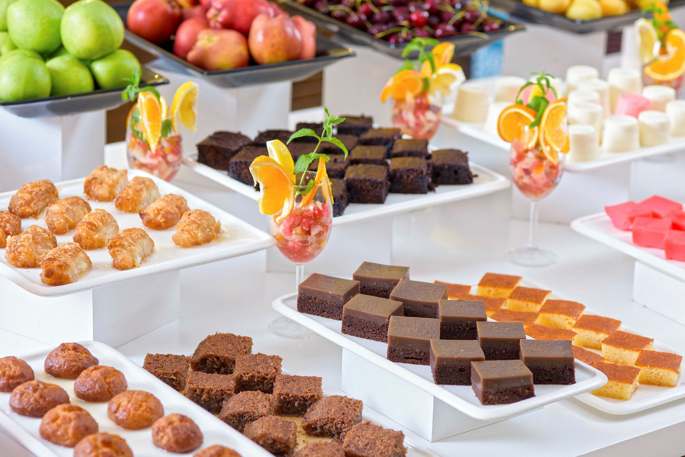 Ett urval av dessertmat inklusive frukt, bakverk och pudding. (AI-genererad text)