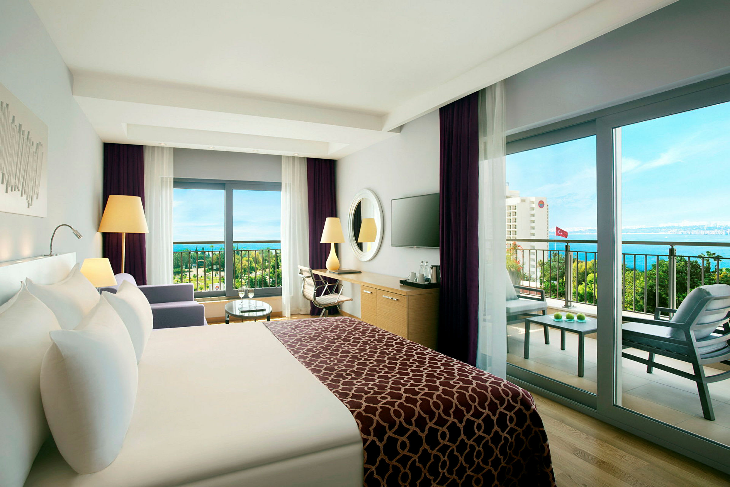 Hotelrum med balkong och havsutsikt. (AI-genererad text)