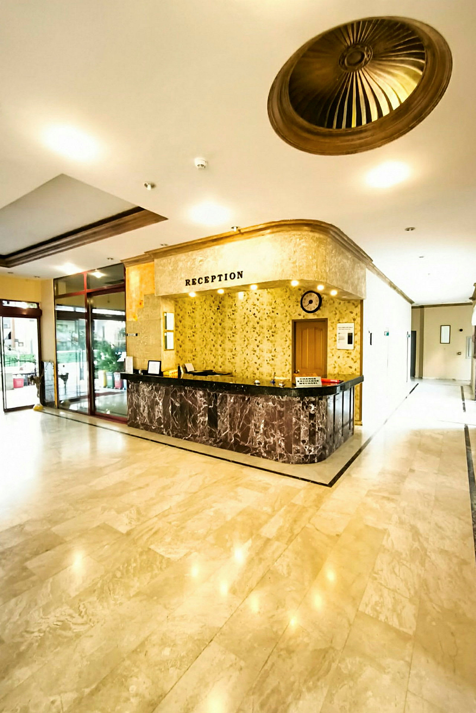 Hotellets reception med marmordetaljer och ljusa väggar. (AI-genererad text)