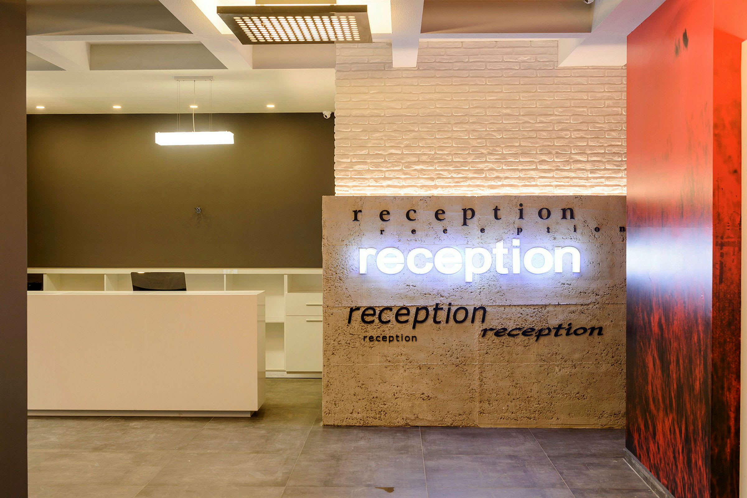 En modern receptionsdisk med belyst vägg. (AI-genererad text)