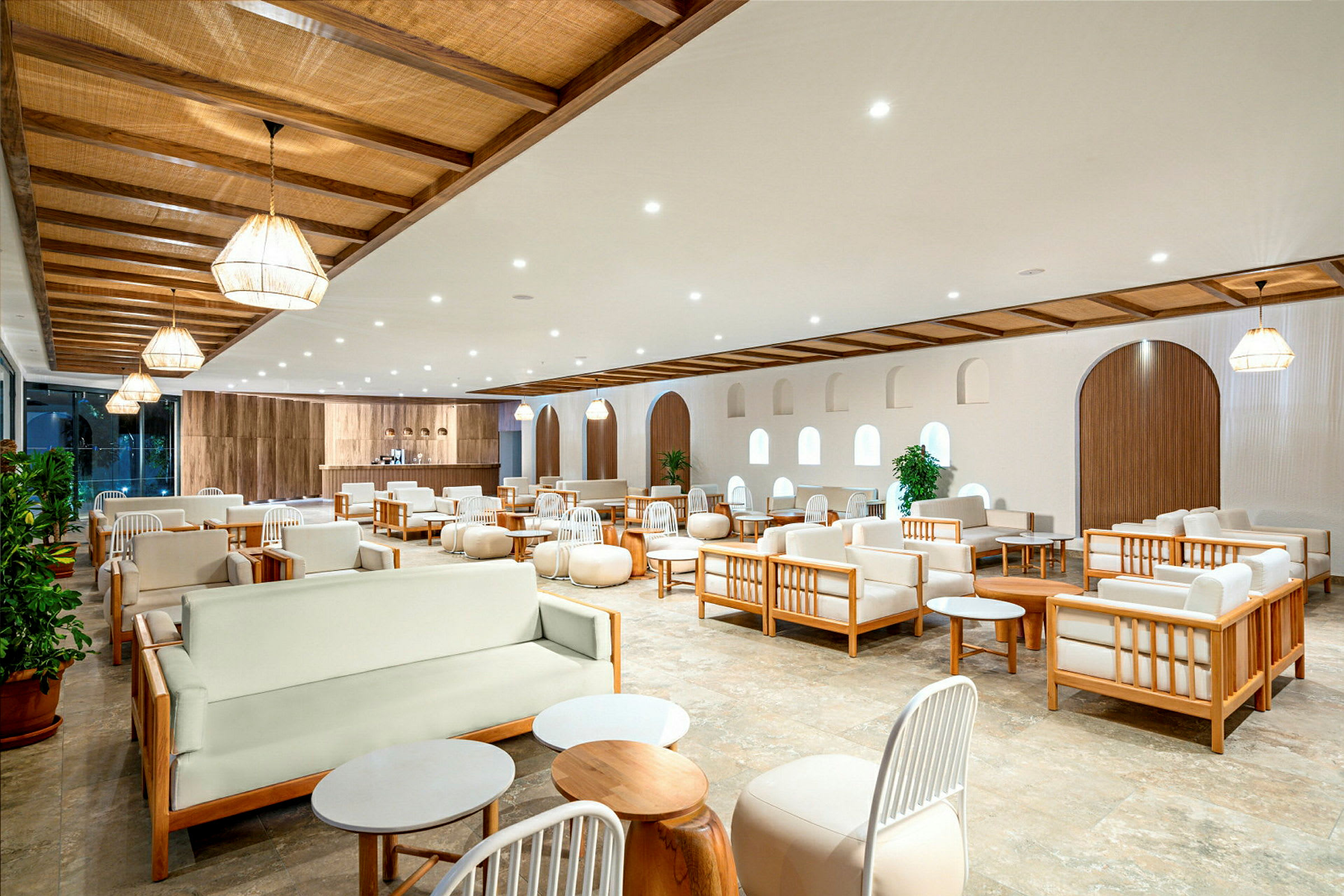 En lounge med moderna möbler i ljusa färger. (AI-genererad text)