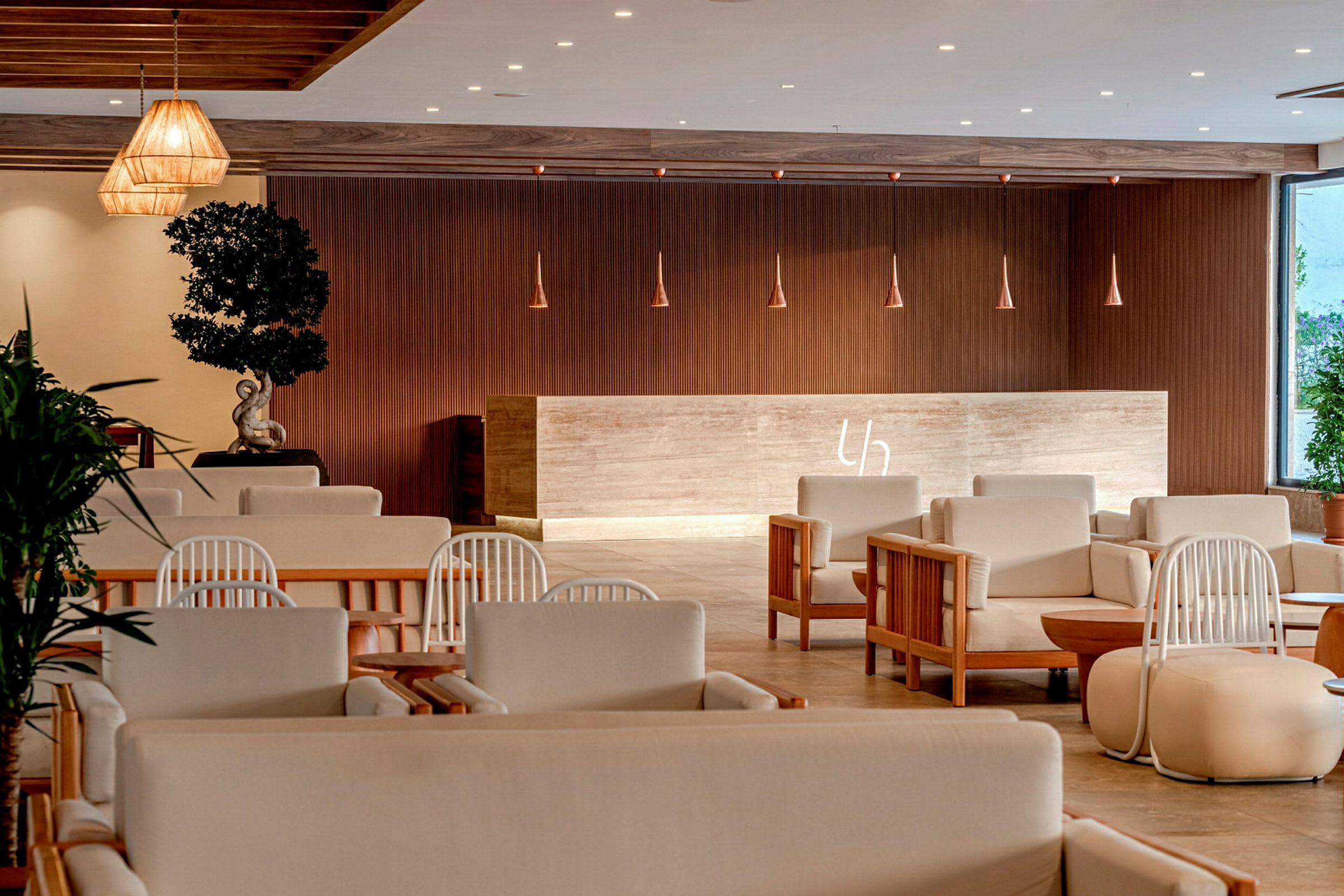 En modern hotellobby med sittmöbler och designad inredning. (AI-genererad text)