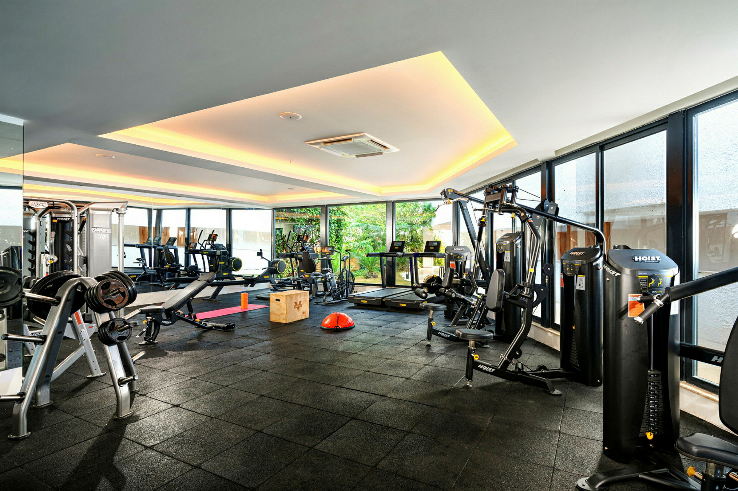 Bild av ett gym med olika träningsmaskiner och utrustning. (AI-genererad text)