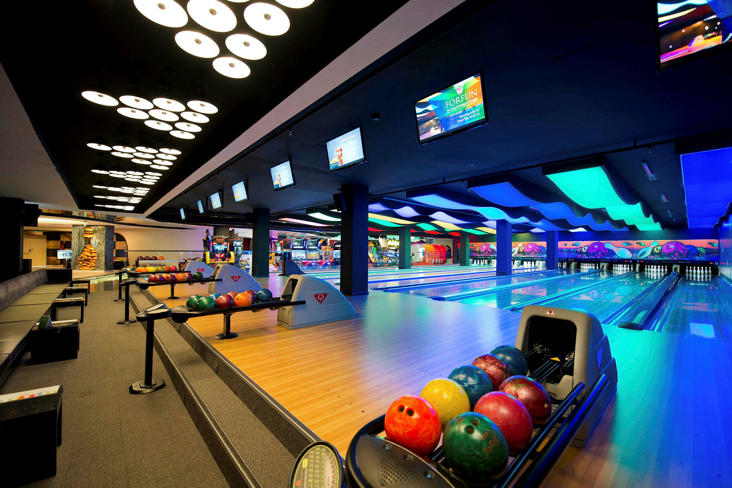 Ett modernt bowlingcenter med flera bowlingbanor och färgglada kulor. (AI-genererad text)