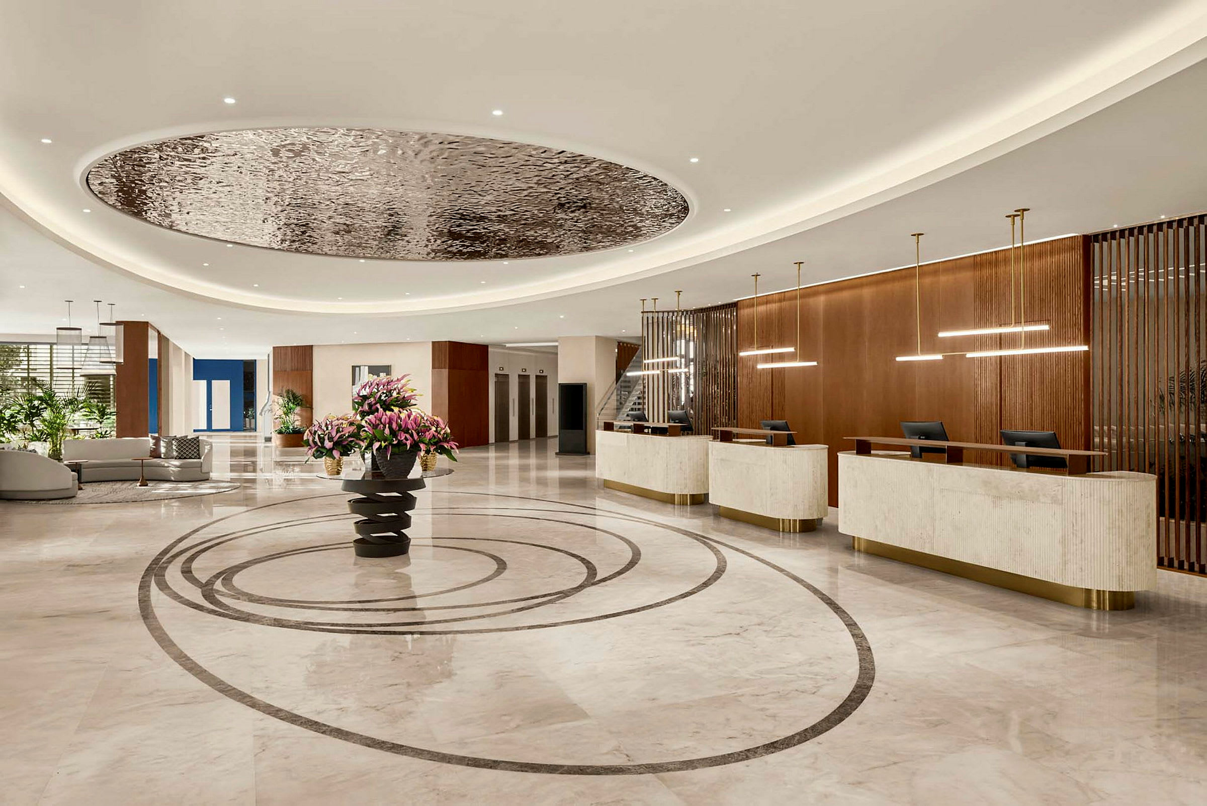 Bild föreställer en elegant hotellobby med ett marmorgolv och en reception. (AI-genererad text)