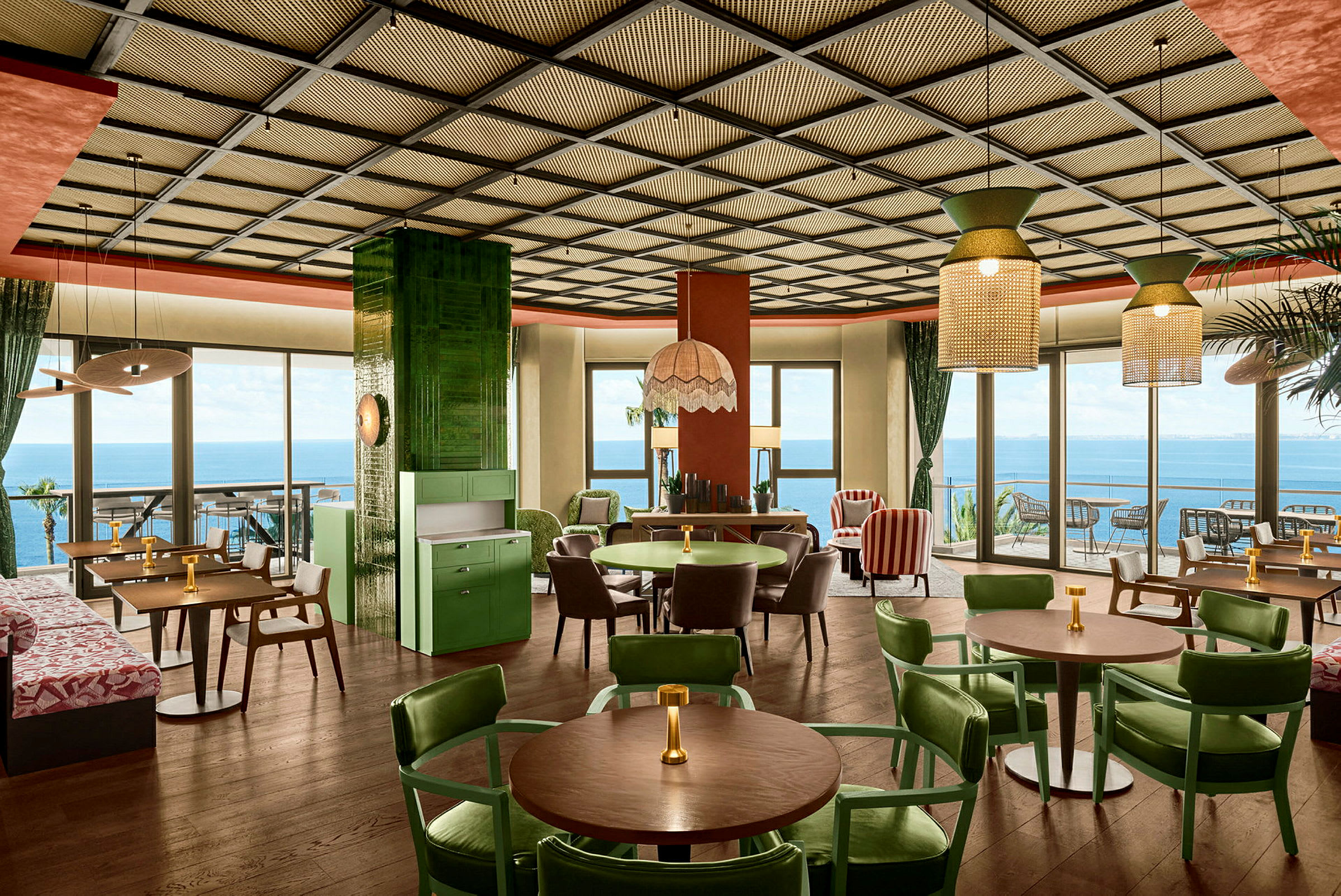 Ett elegant kafé med havsutsikt, möblerat med färgglada stolar och bord under en stilren takdesign. (AI-genererad text)