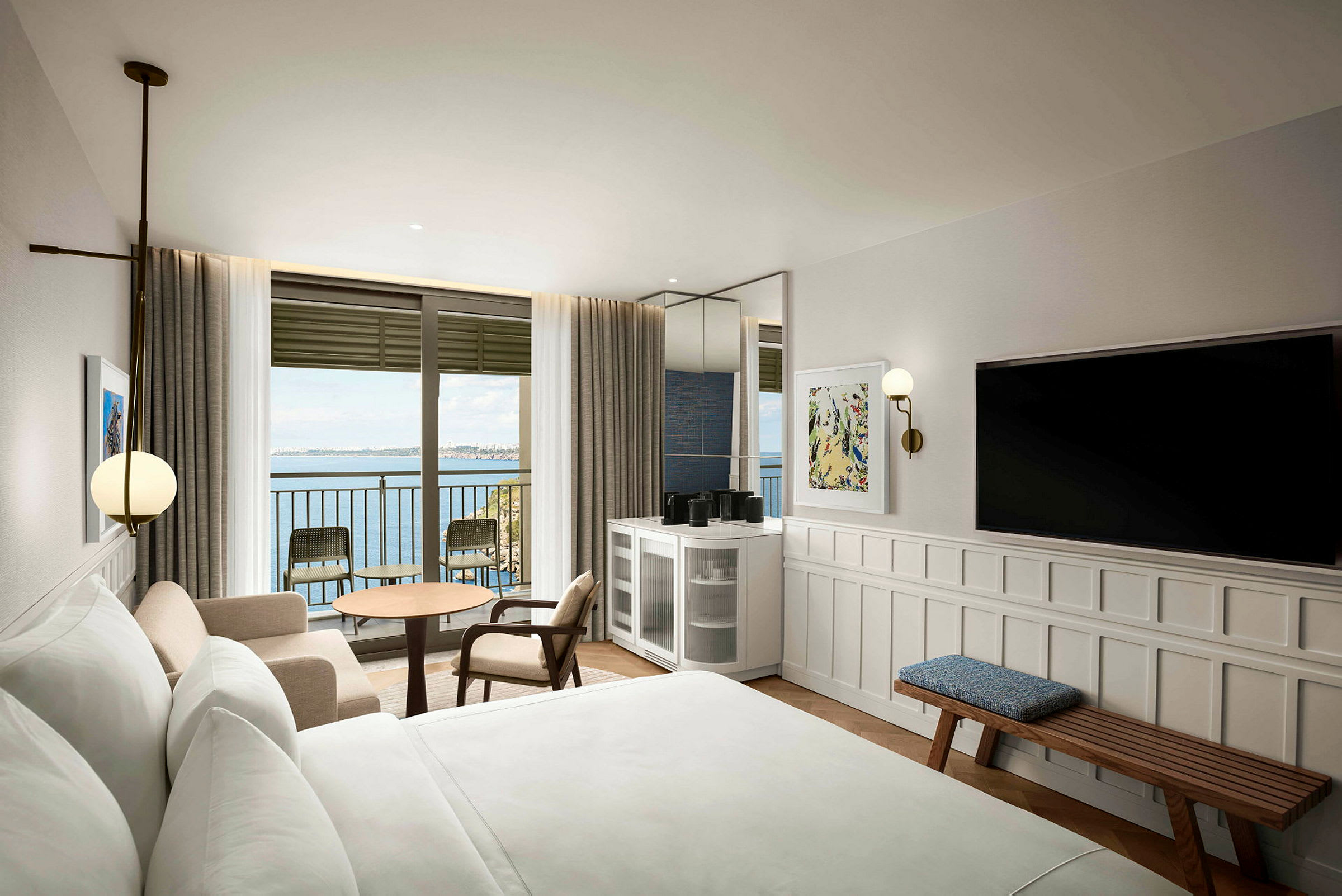 Hotellrum med havsutsikt genom en balkongdörr. (AI-genererad text)