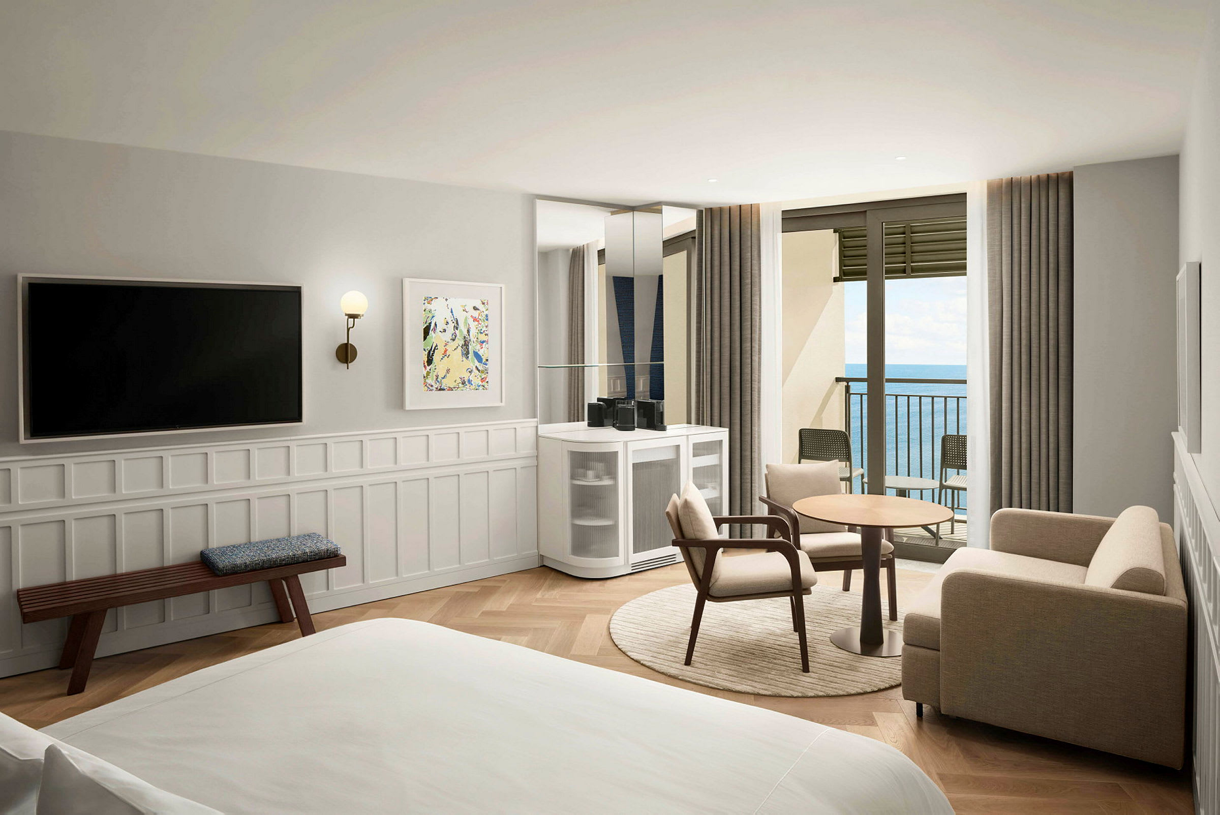 Ett hotellrum med modern inredning, sittmöbler, ett bord, en tv och en balkong med utsikt över havet. (AI-genererad text)