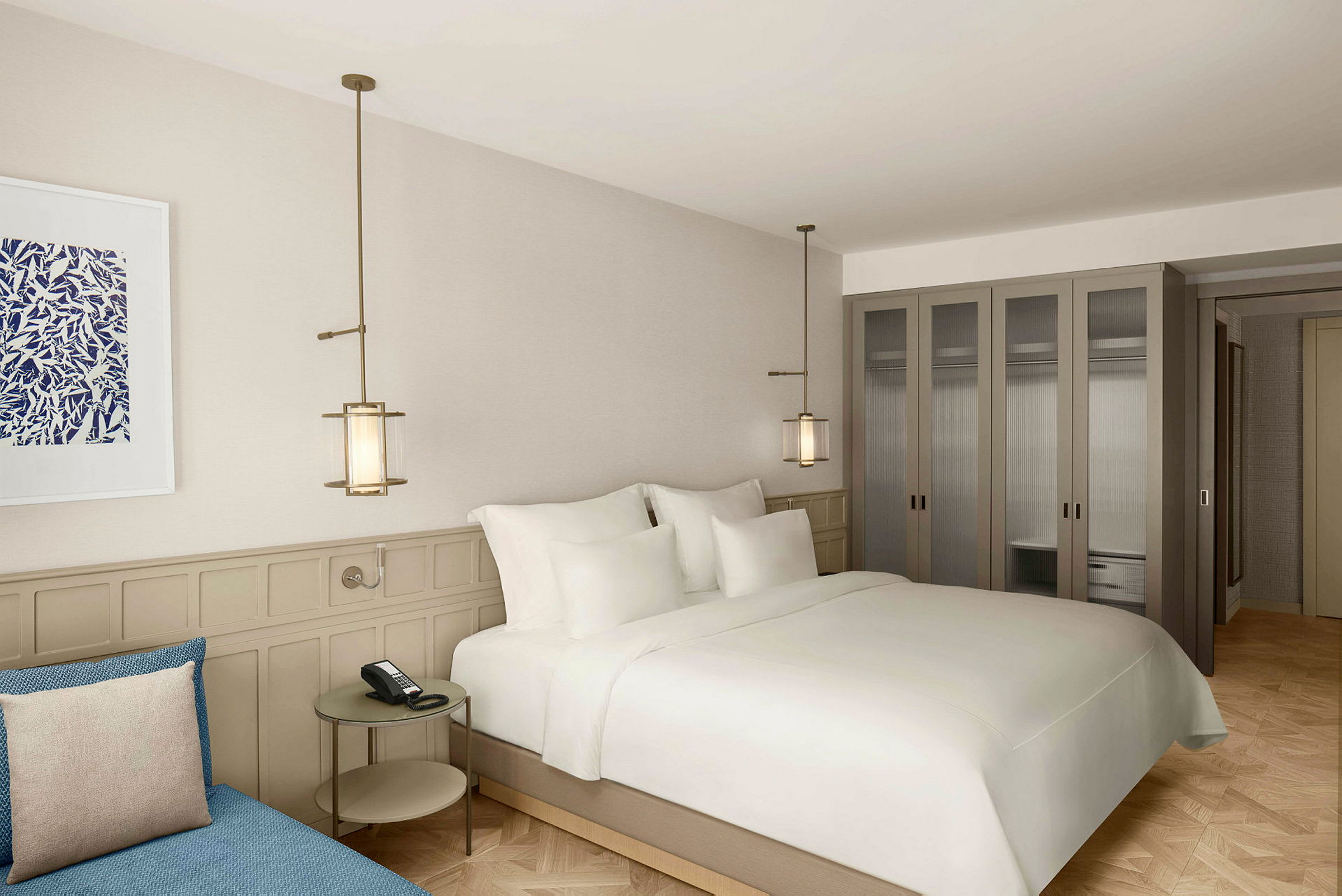 Ett modernt hotellrum med stor säng, ett soffbord och garderober. (AI-genererad text)
