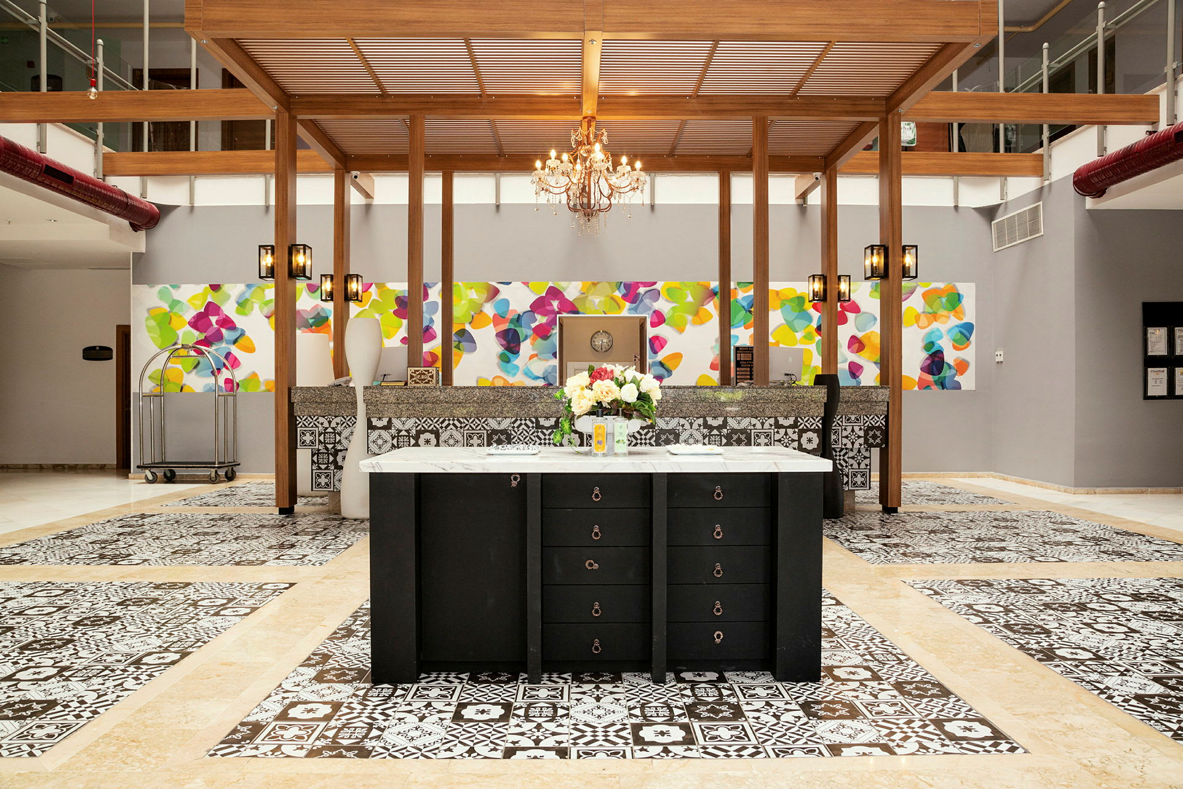 Hotellreception med färgglada dekorationer, marmorbord och moderna möbler. (AI-genererad text)