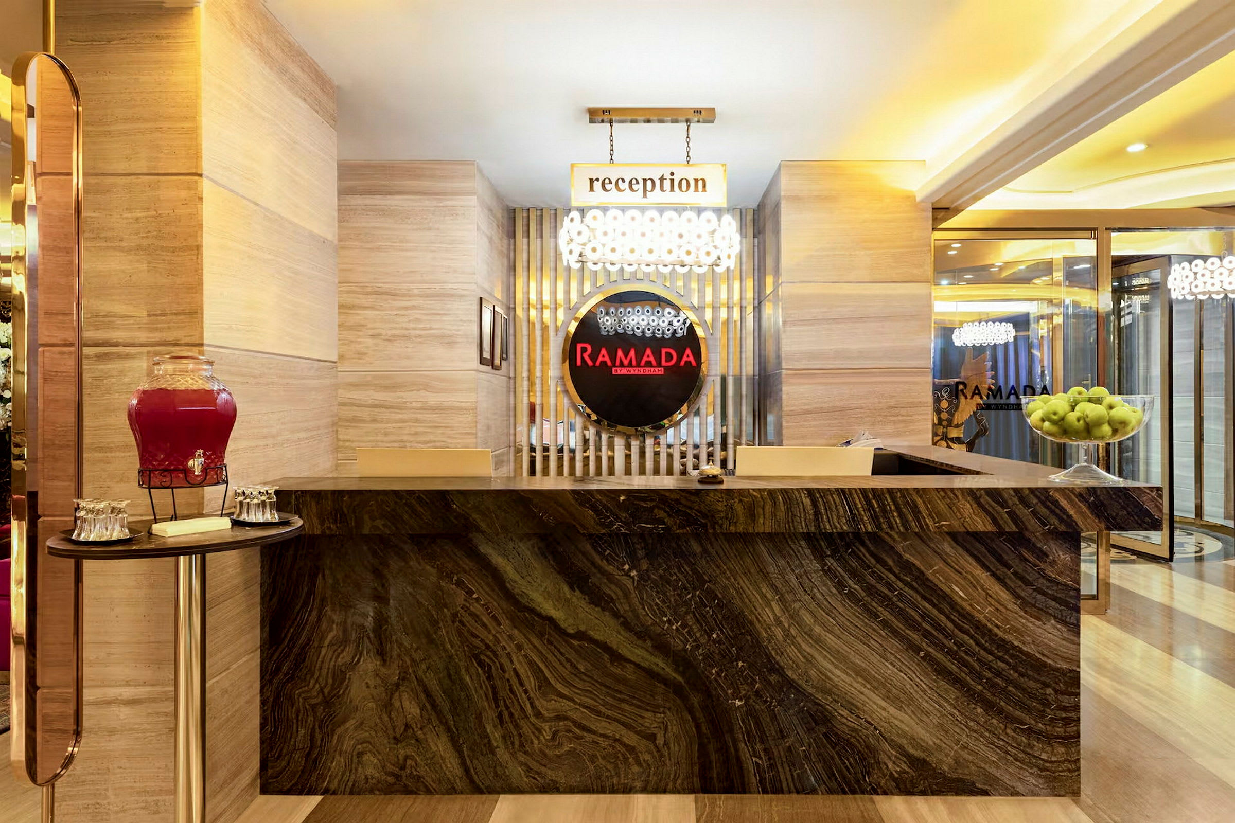Hotellreception med disk i marmor och dekorativa detaljer. (AI-genererad text)