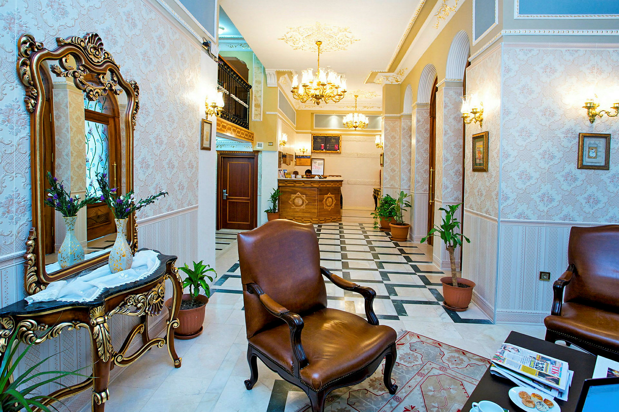 Hotellobby med elegant inredning, brun läderfåtölj och reception. (AI-genererad text)