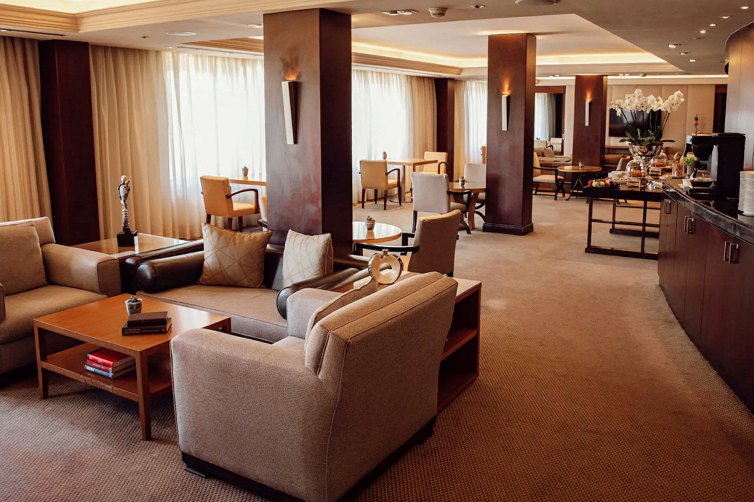 Ett välkomnande hotellounge med bekväma sittmöbler och bord. (AI-genererad text)