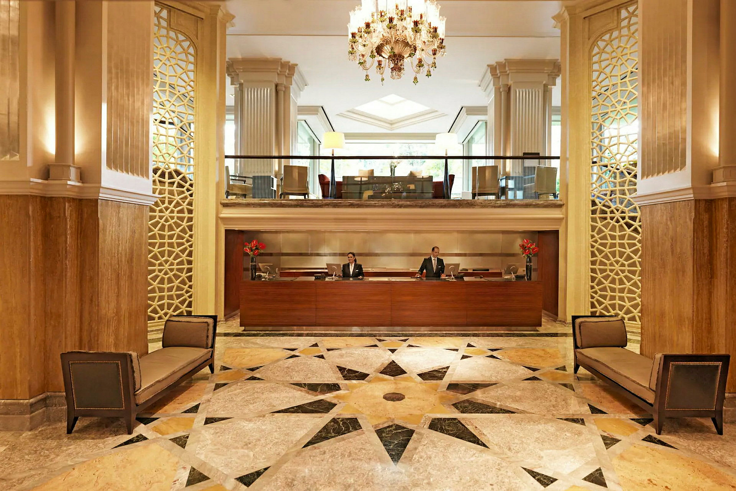 Bild av en hotellobby med reception och eleganta möbler. (AI-genererad text)