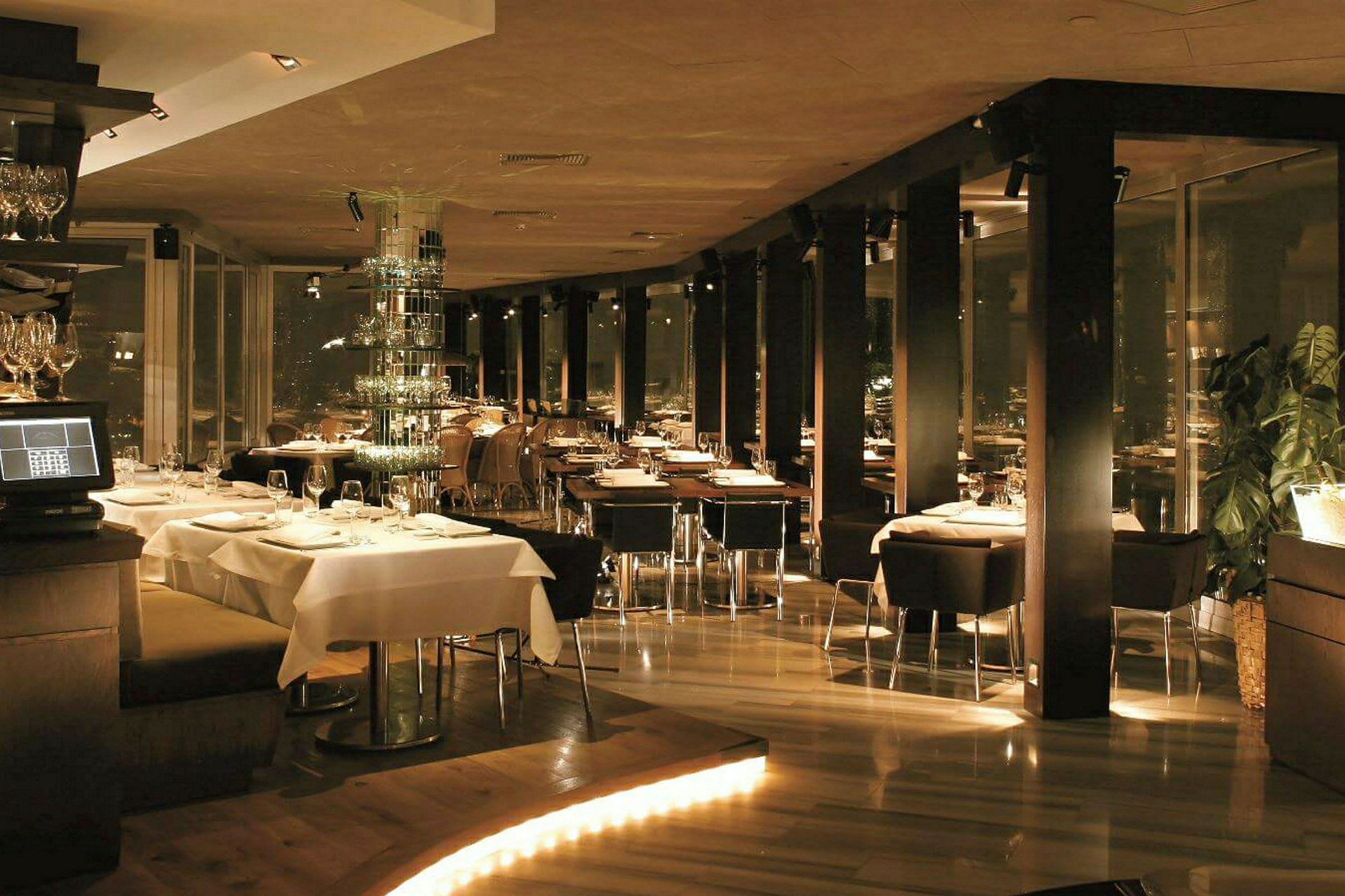 Restaurang med dukade bord och stilig belysning. (AI-genererad text)