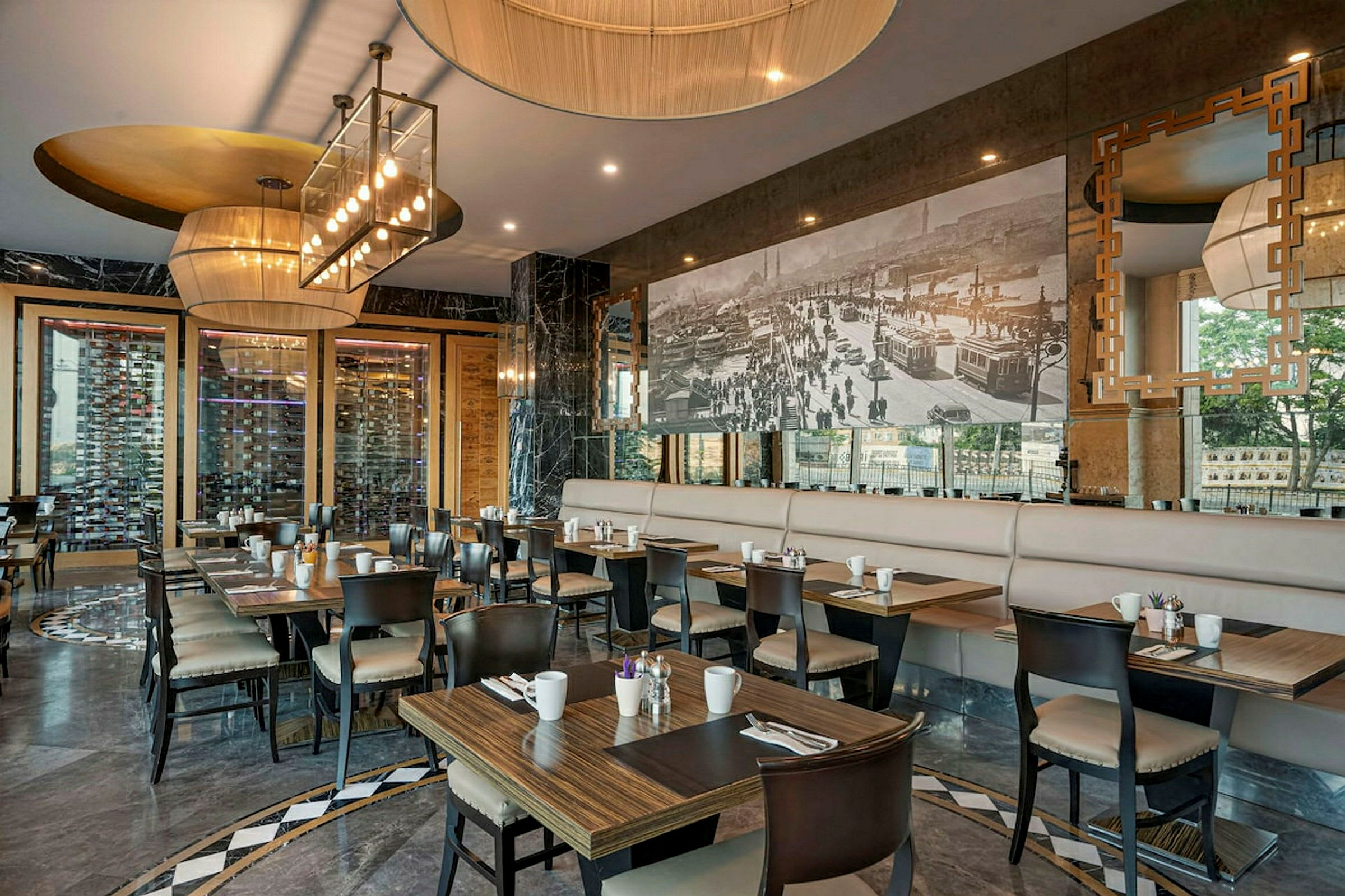 Restaurang med elegant inredning och bord dukade för servering. (AI-genererad text)