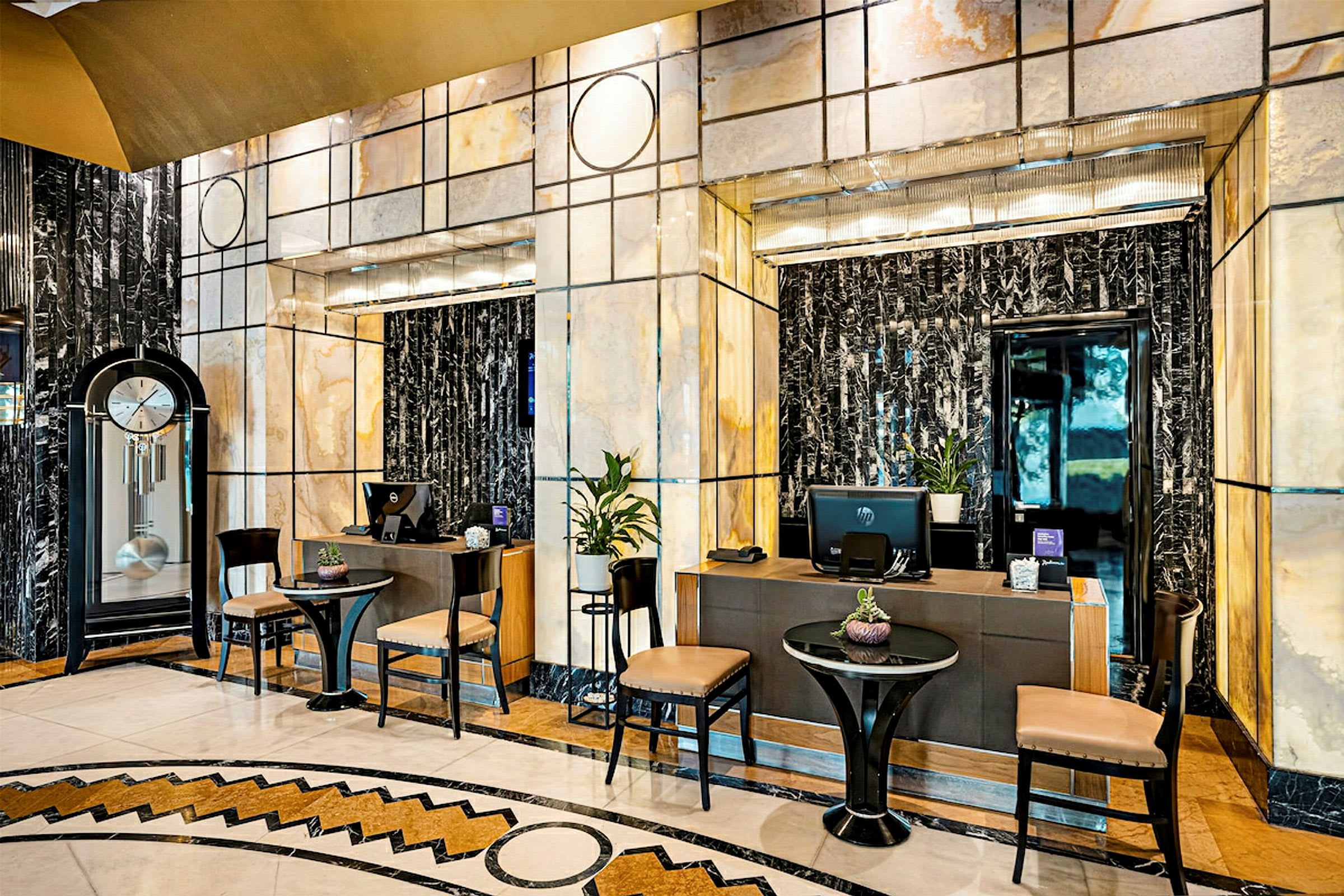 Bild som visar en reception med elegant inredning, olika sittplatser, bordsdekorationer och en klocka. (AI-genererad text)