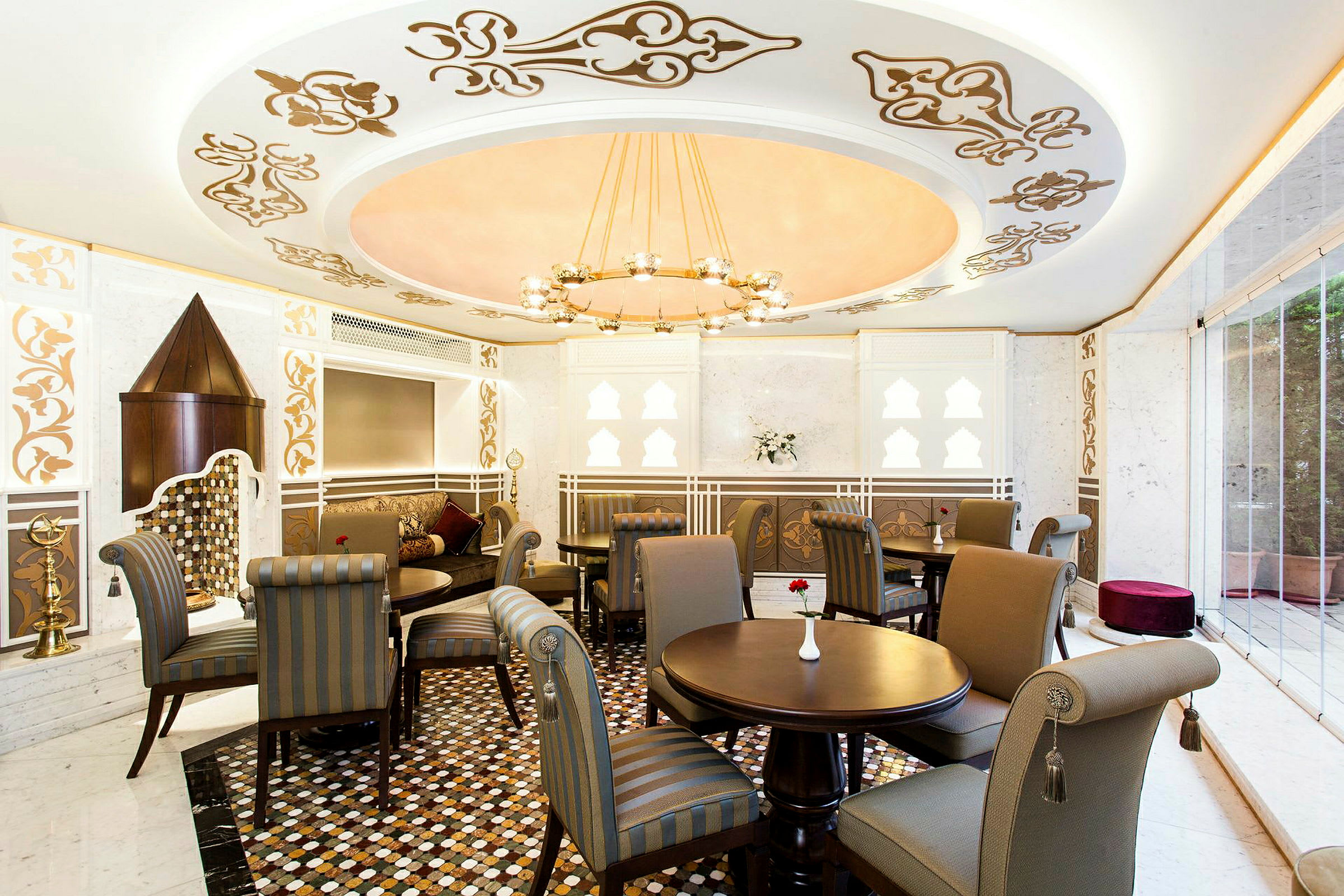 Interiör av en elegant lounge med möbler i stilfull design och inredningsdetaljer. (AI-genererad text)