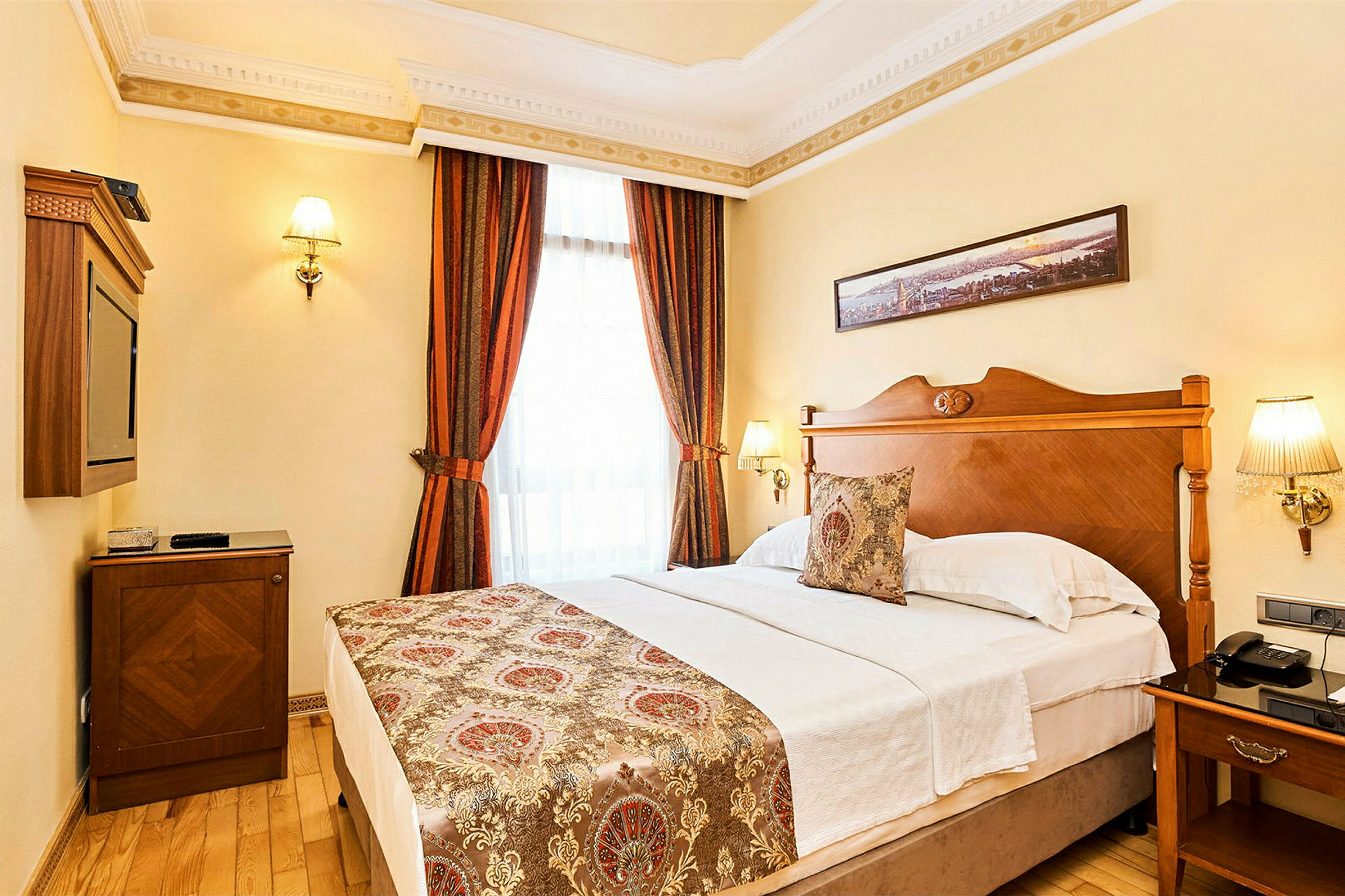 Ett hotellrum med en dubbelsäng, träinredning och dekorativa gardiner. (AI-genererad text)