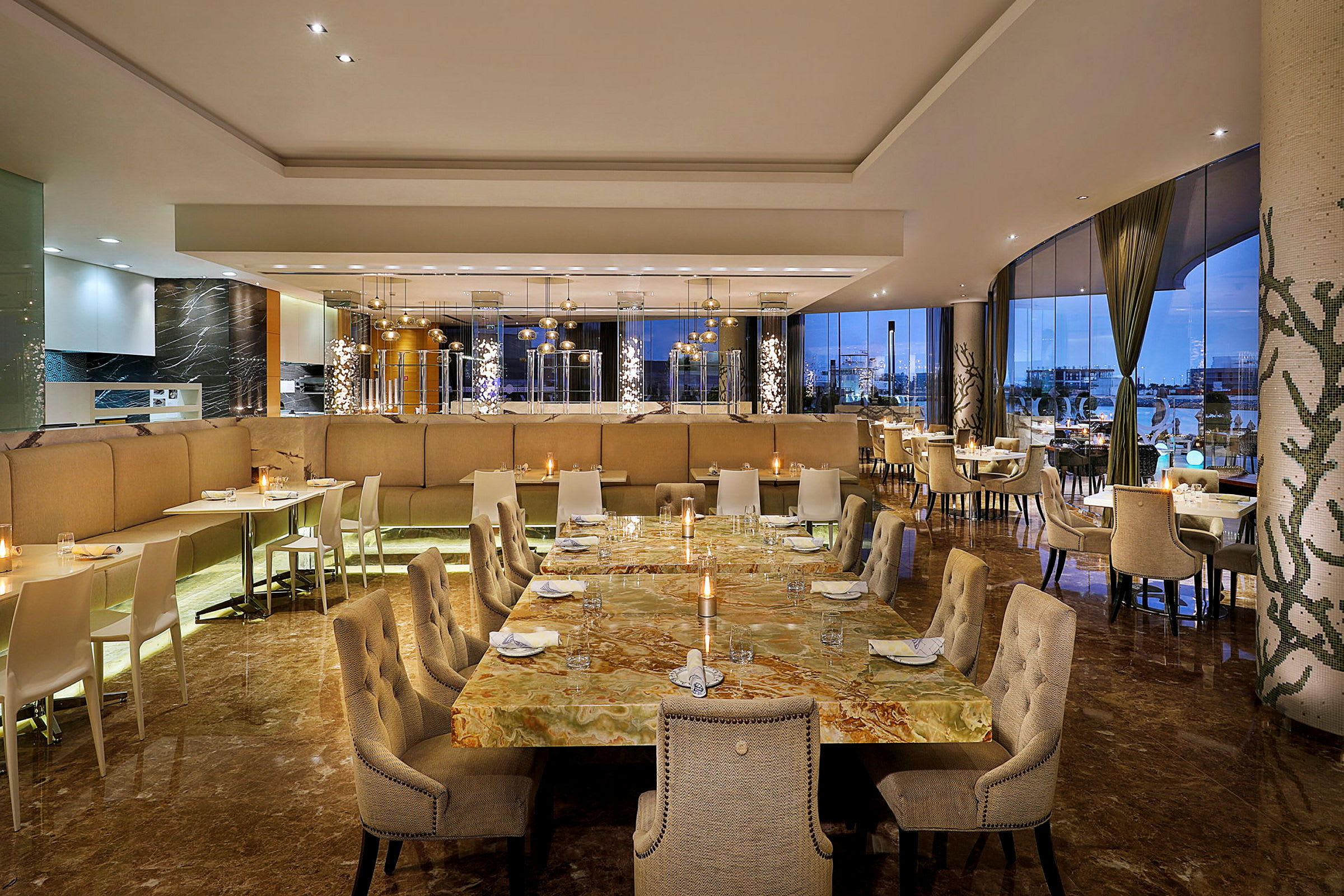 En elegant och modern restaurang med bord och stolar. (AI-genererad text)