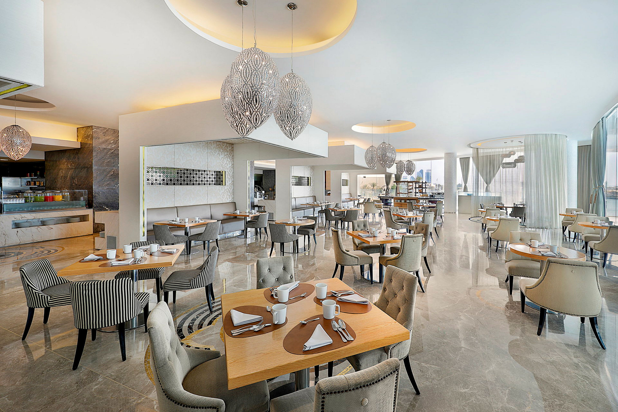 En modern restaurang med dukade bord och eleganta ljuskronor. (AI-genererad text)
