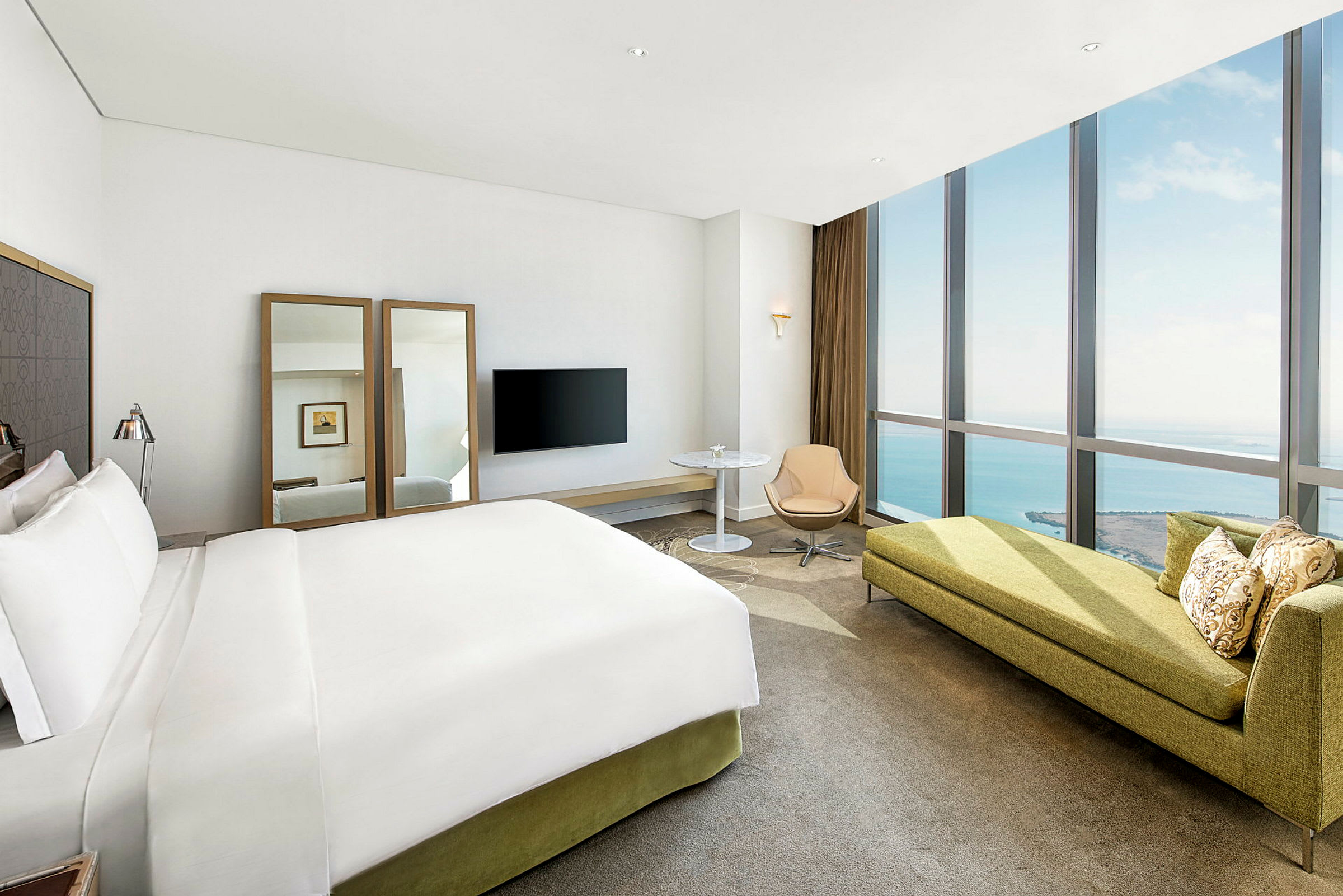 Modern hotellrum med utsikt över havet. (AI-genererad text)