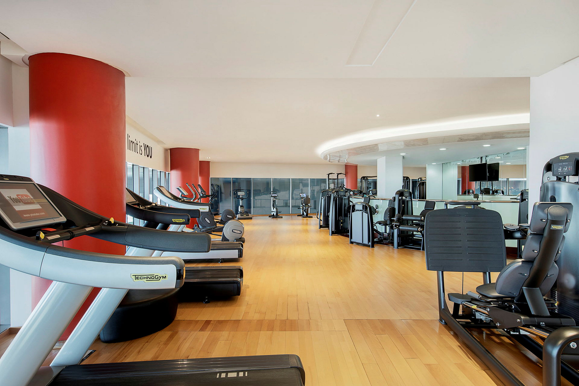 Gym med träningsutrustning och maskiner. (AI-genererad text)