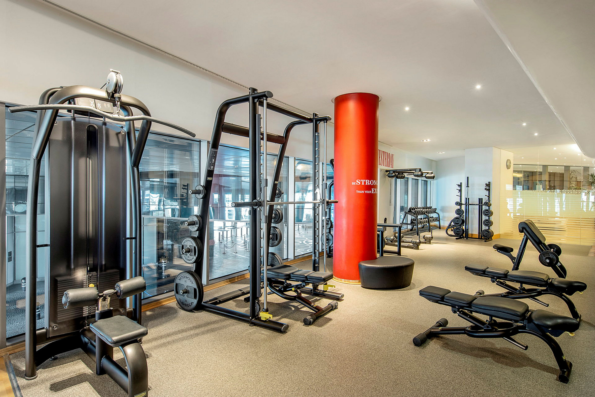Ett gym med träningsutrustning och vikter. (AI-genererad text)