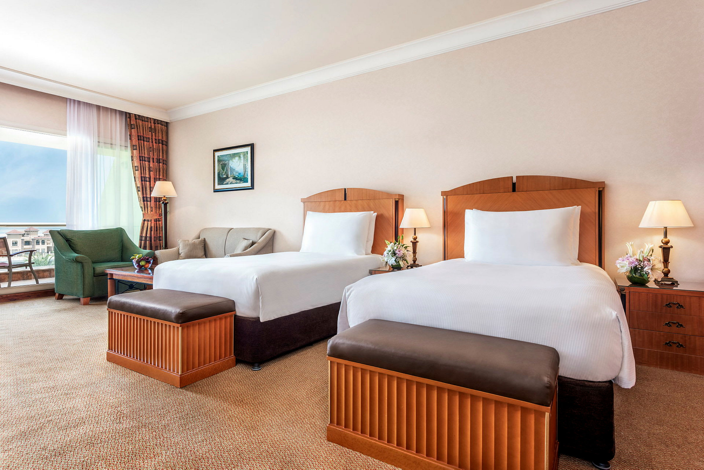 Bild av ett hotellrum med två enkelsängar, sittgrupp och bord. (AI-genererad text)