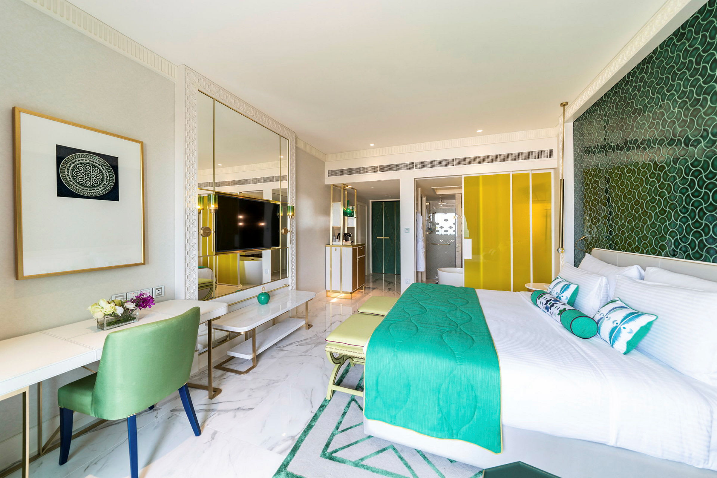 Hotellrum med dubbelsäng, grön inredning och skrivbord. (AI-genererad text)