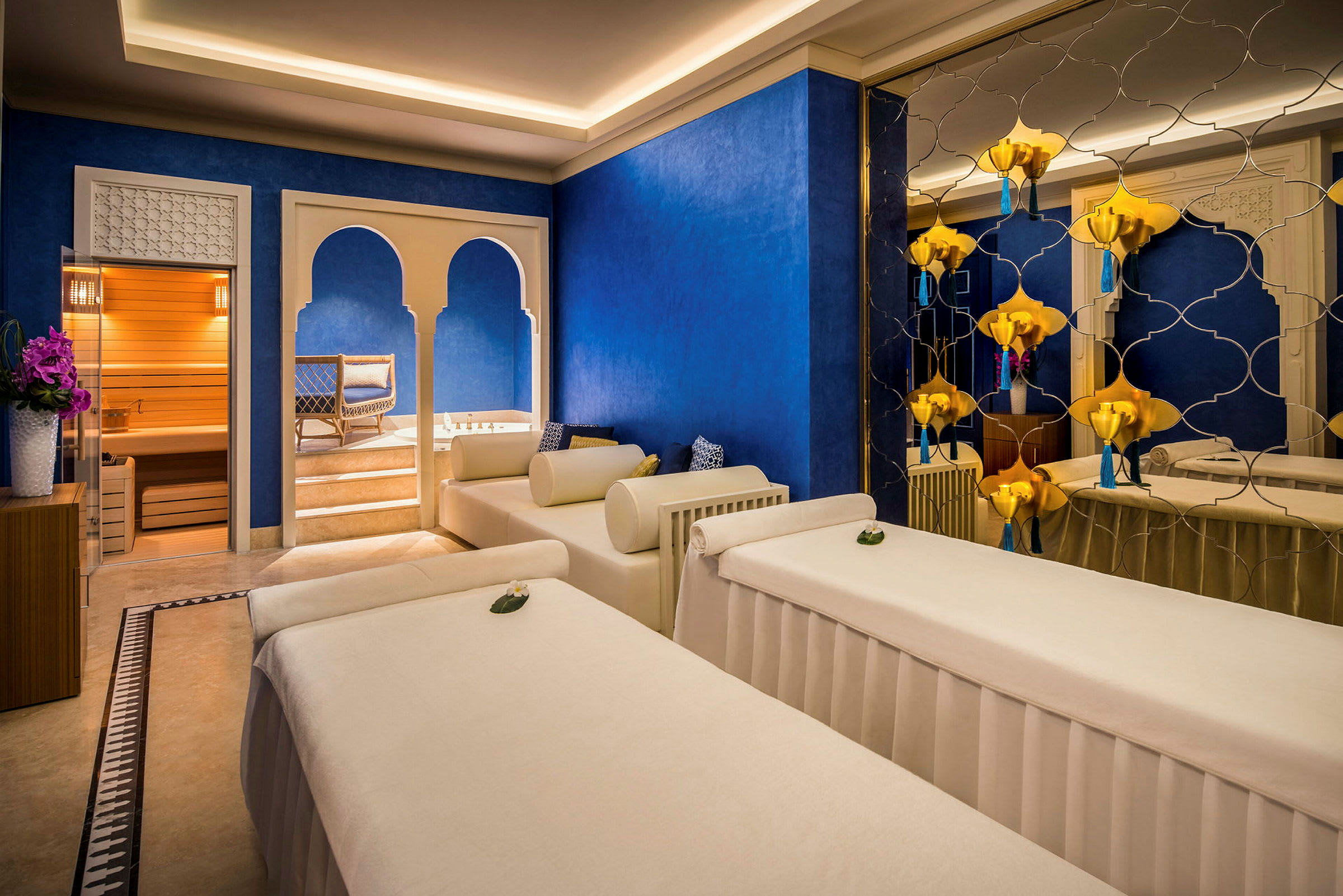Spa-rum med massagebänkar, bastu och jacuzzi. (AI-genererad text)