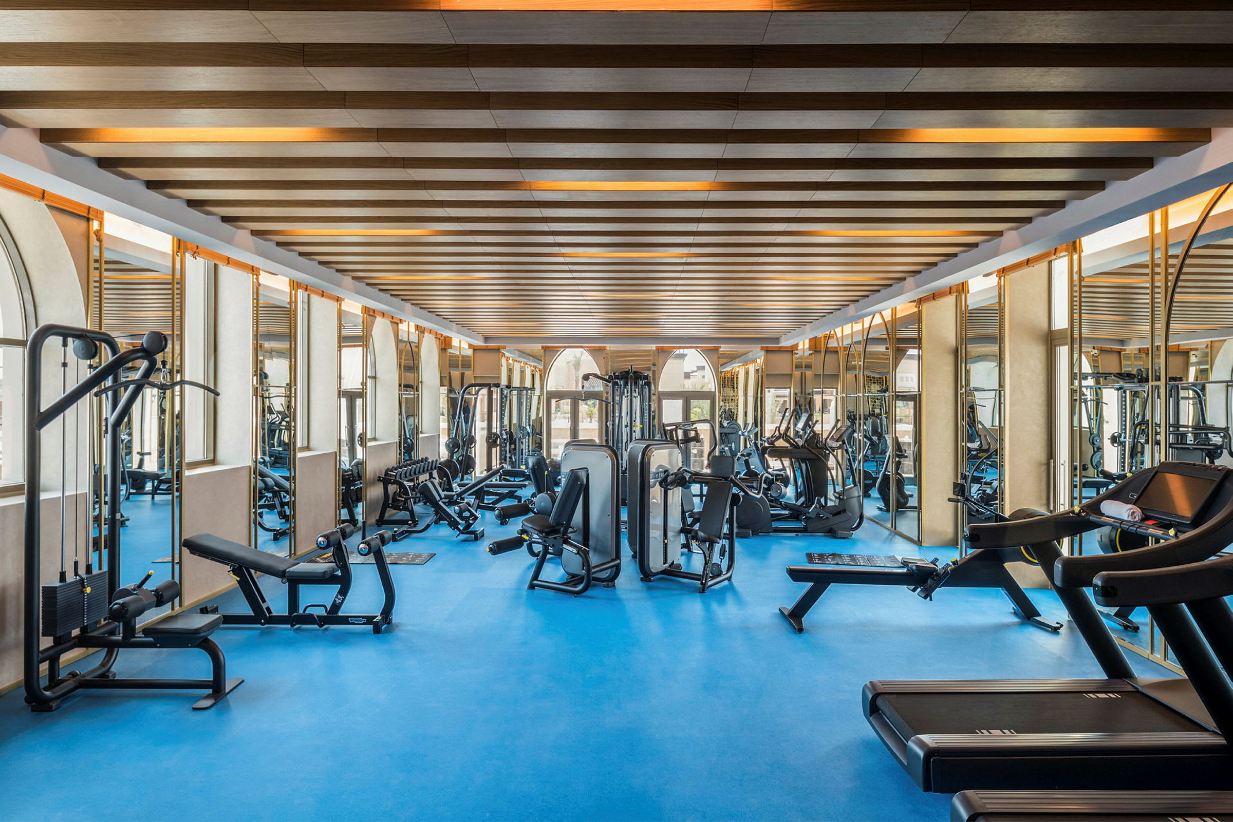 Ett gym utrustat med olika träningsmaskiner och vikter. (AI-genererad text)