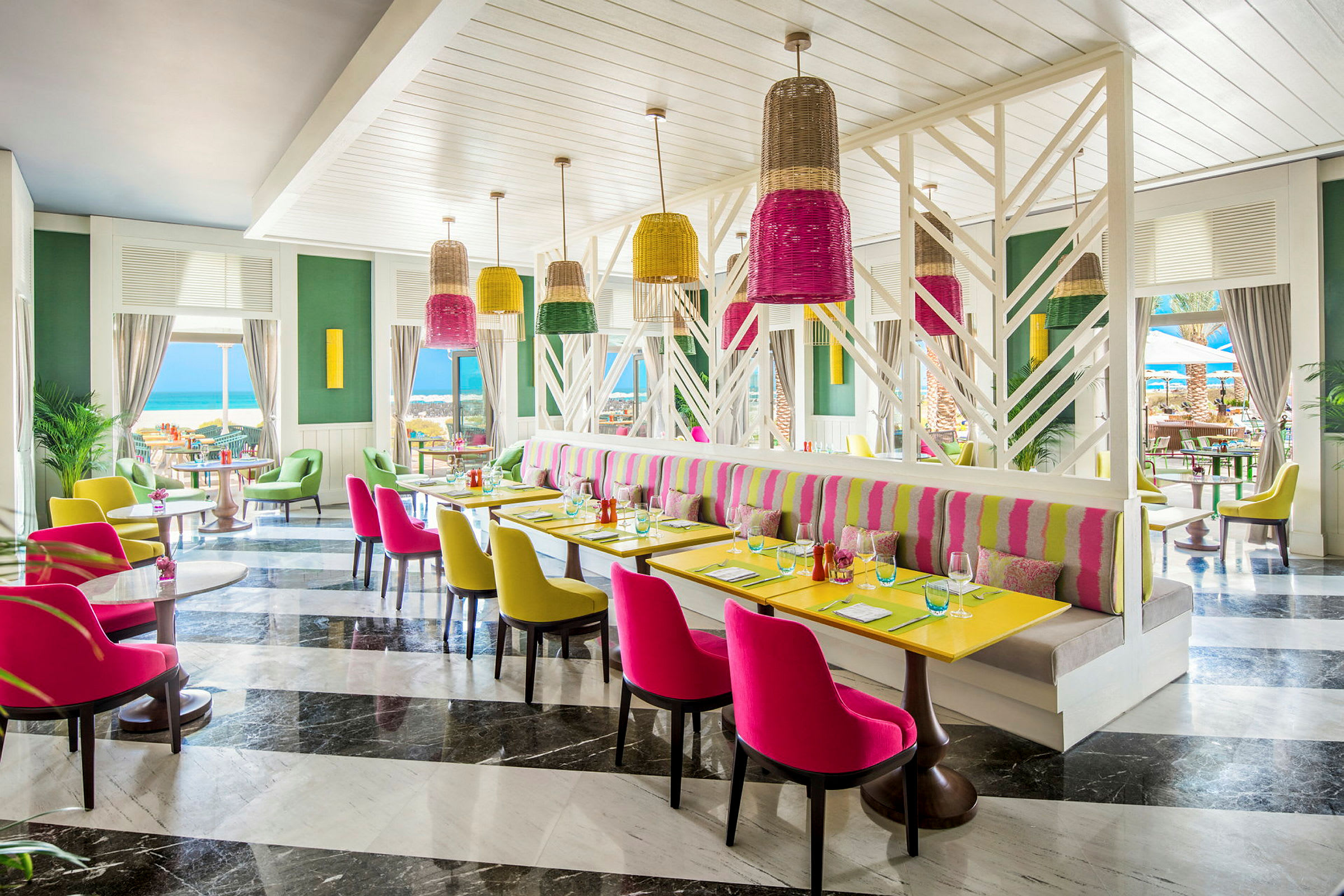 Färgglad restaurang med utsikt över havet. (AI-genererad text)