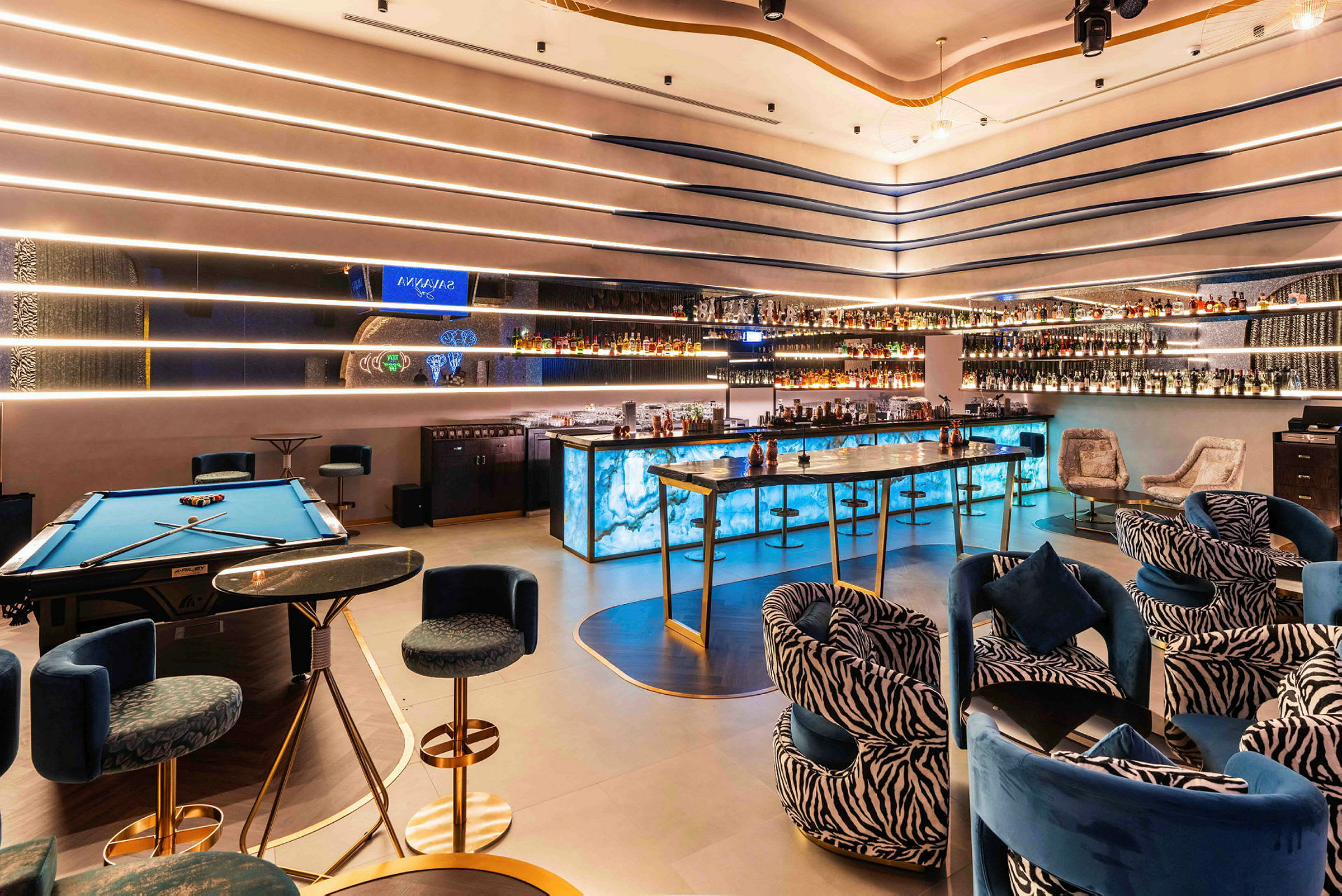 En modern interiör med bar, sittplatser och biljardbord. (AI-genererad text)